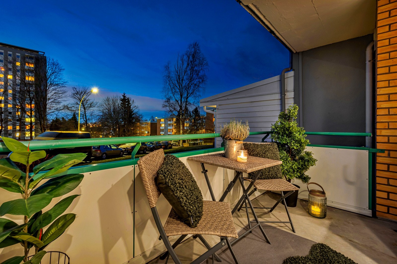 Balkongen har utgang fra stuen via skyvedør Galleribilde