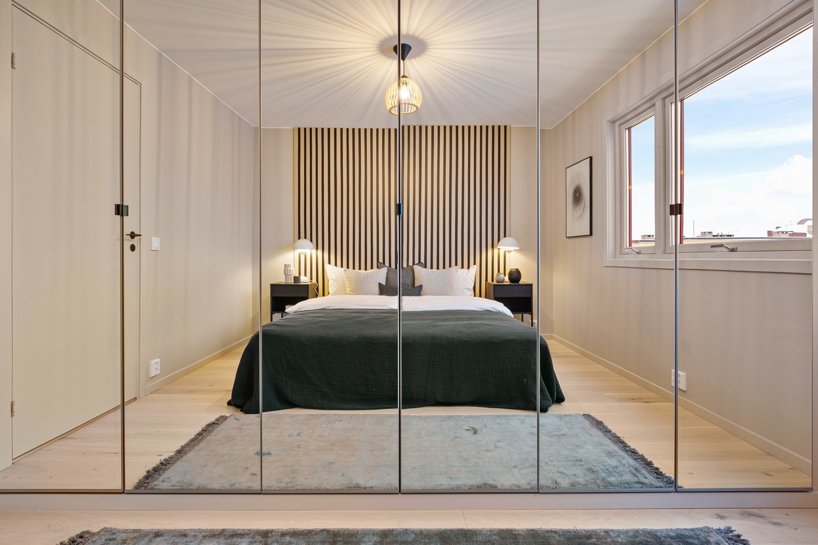 Soverom nr. 2 er også av god størrelse og har plass til dobbeltseng, nattbord og tilhørende garderobeskap Galleribilde