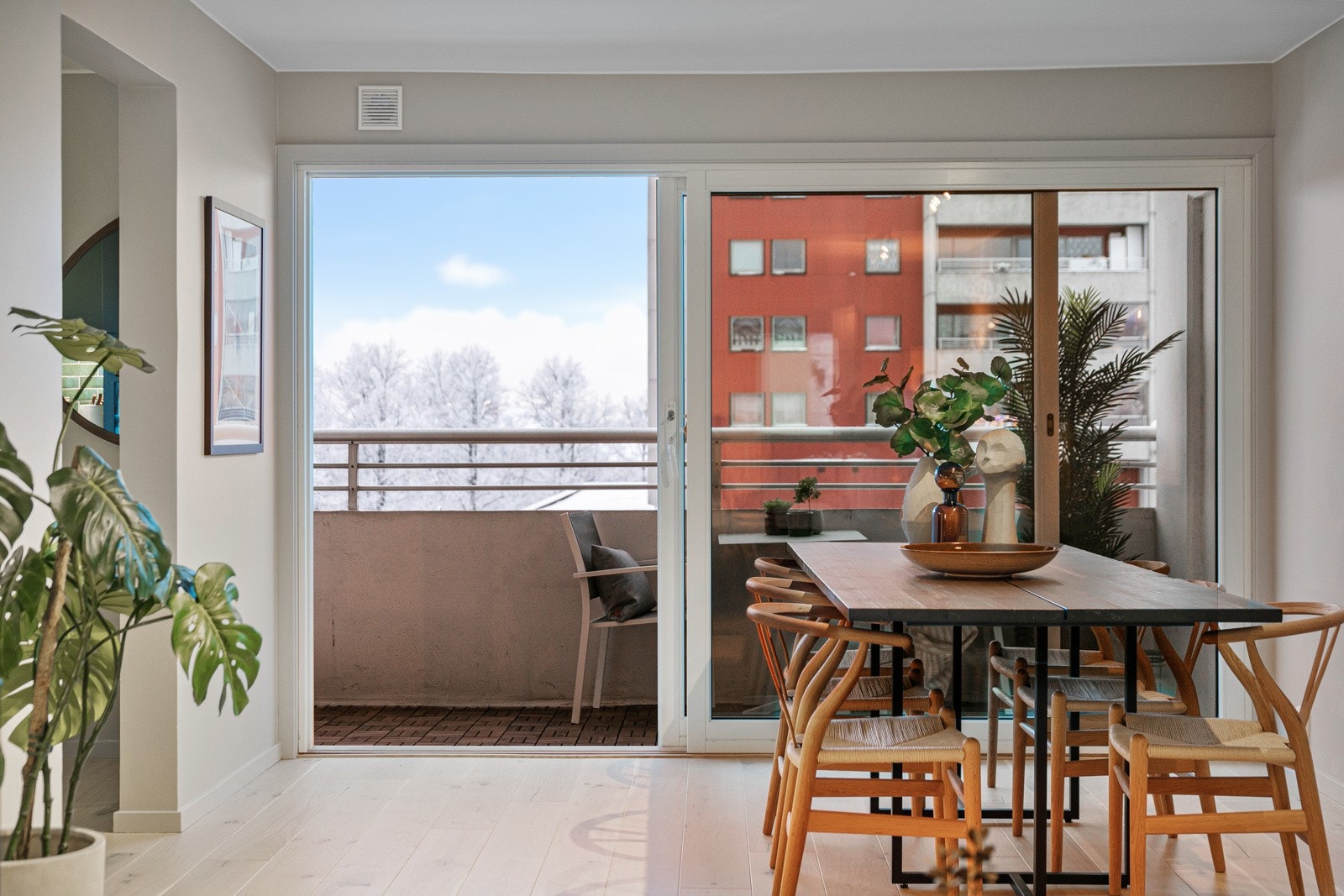 Store vindusflater slipper rikelig med naturlig lys inn til rommet Galleribilde