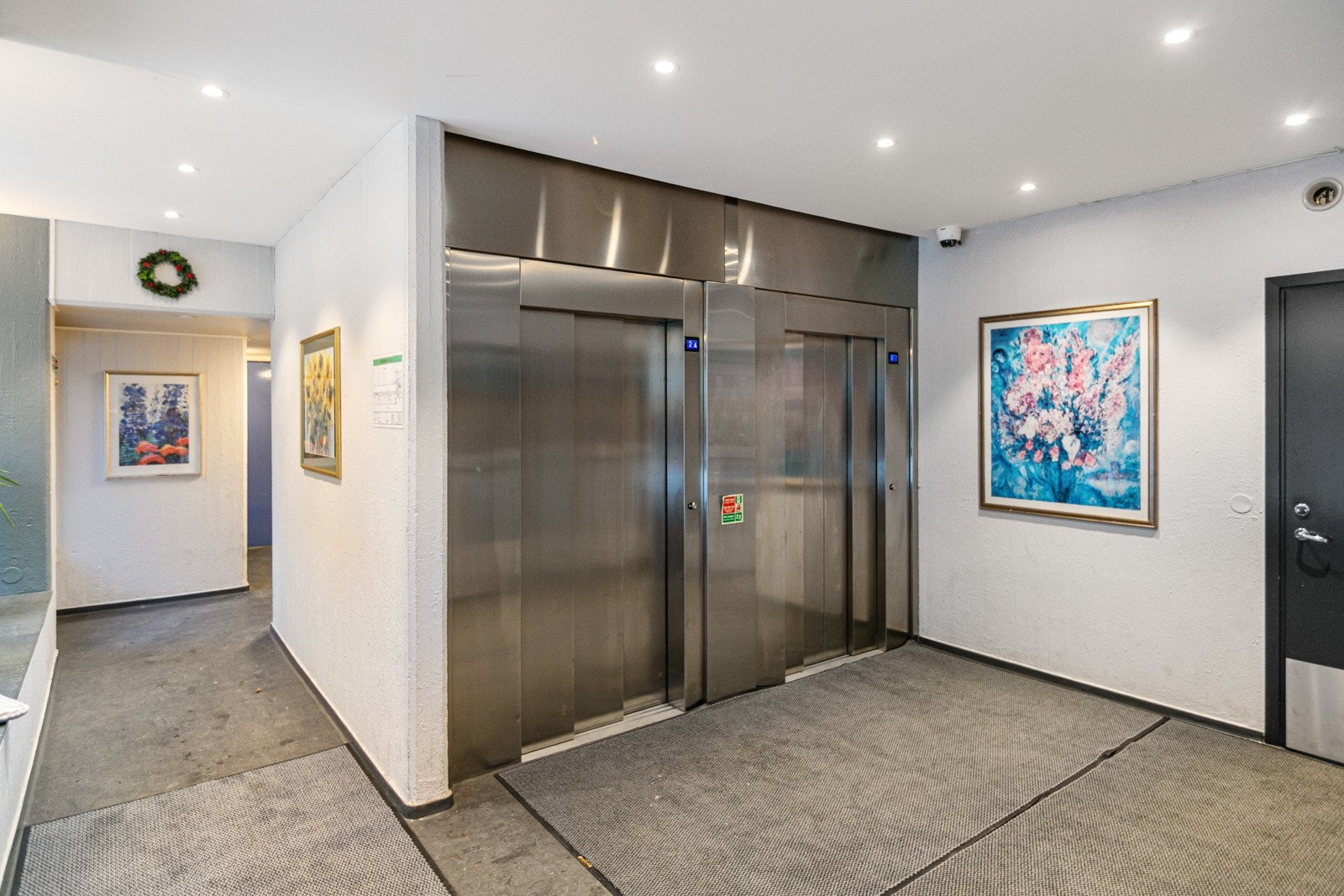 Inngangsparti med tilgang til heis Galleribilde