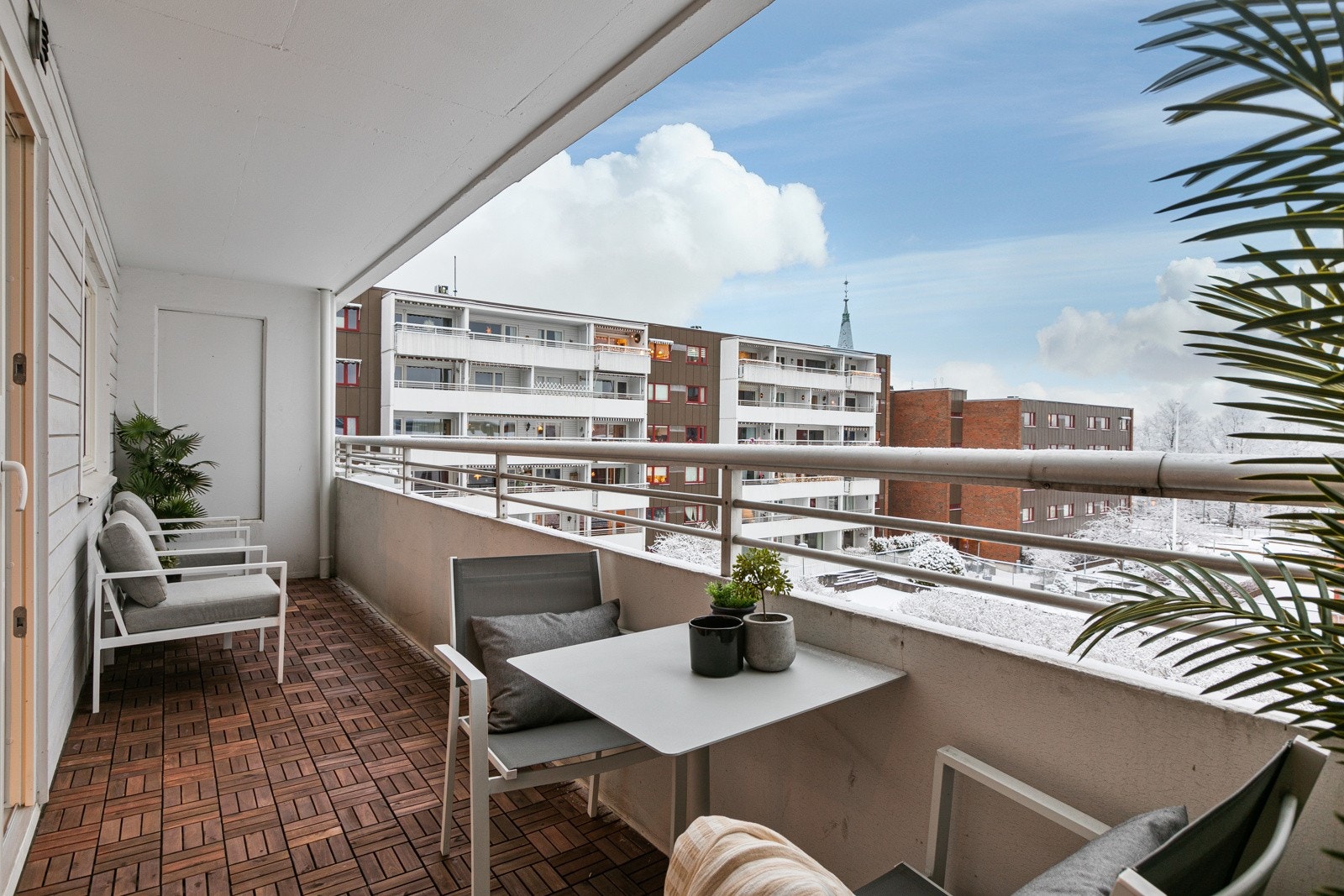 Fra stuen er det utgang til solrik sydvestvendt balkong på 10 kvm Galleribilde