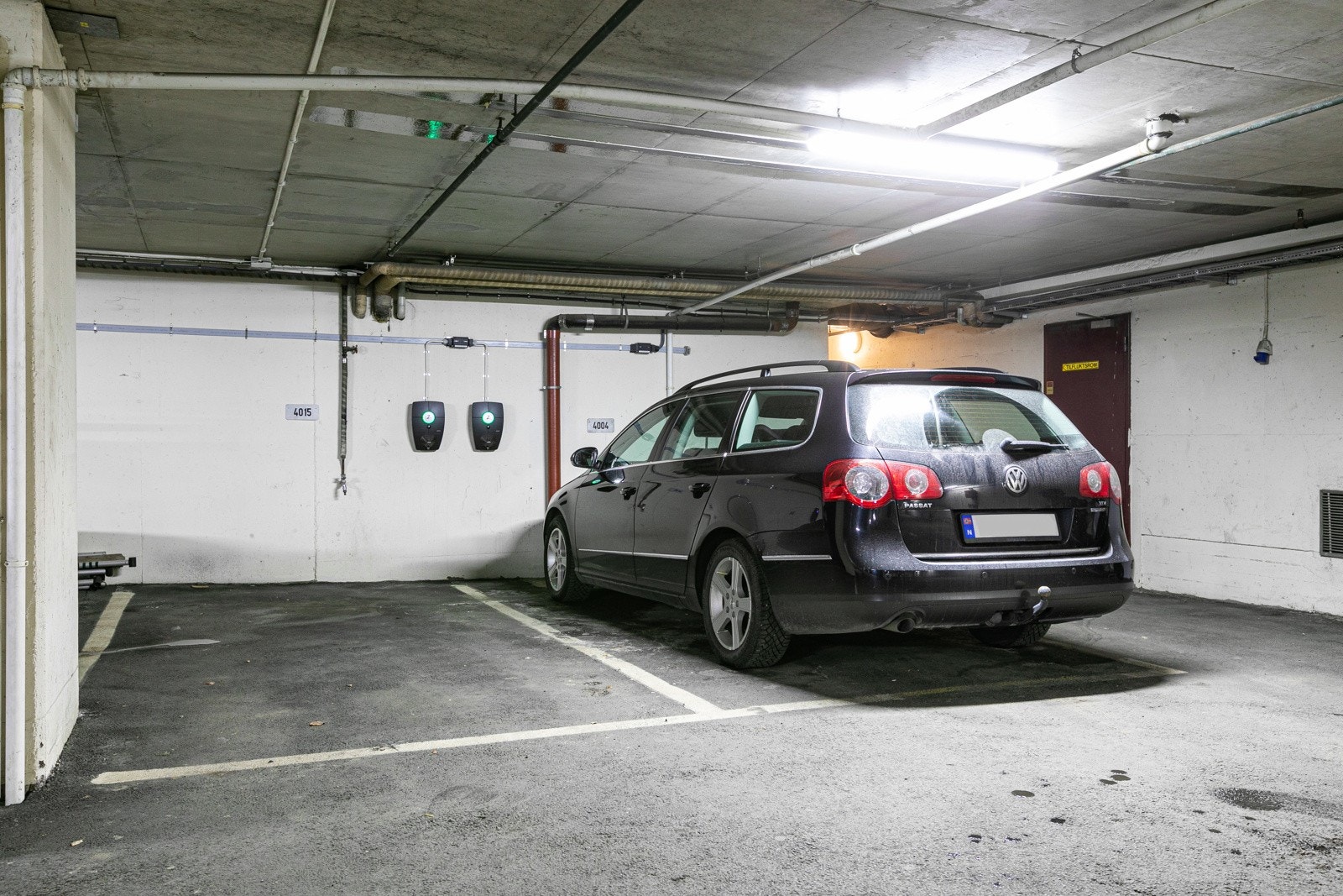 Egen garasjeplass med ladeboks for el-bil Galleribilde