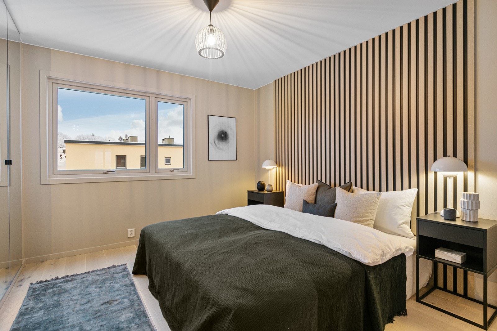 Soverom nr. 2 er også av god størrelse og har plass til dobbeltseng, nattbord og tilhørende garderobeskap Galleribilde