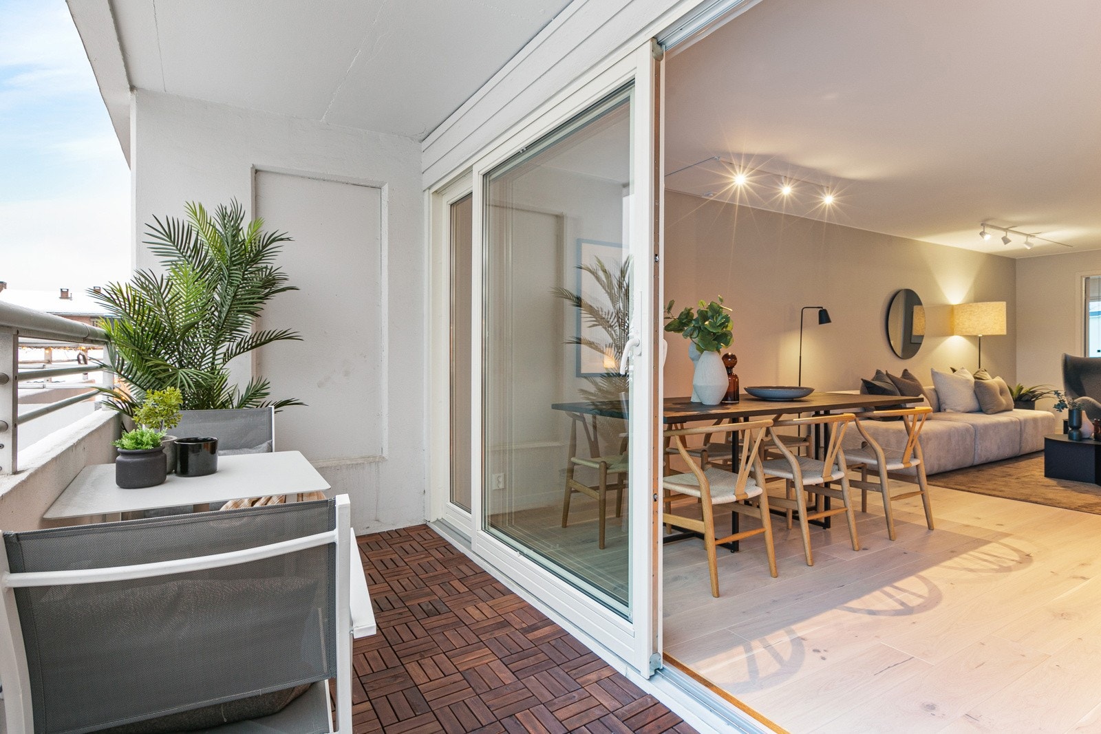 Fra stuen er det utgang til solrik sydvestvendt balkong på 10 kvm Galleribilde