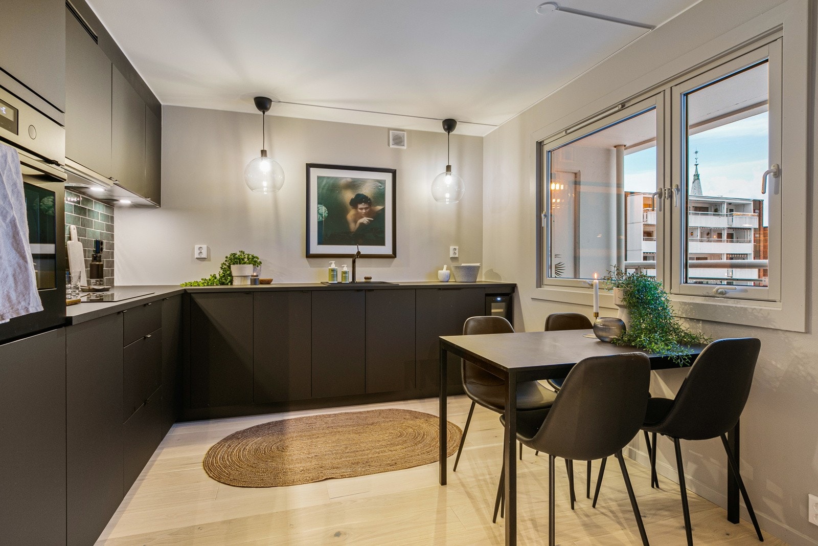 Nytt Kvik kjøkken med mye skap- og benkeplass Galleribilde