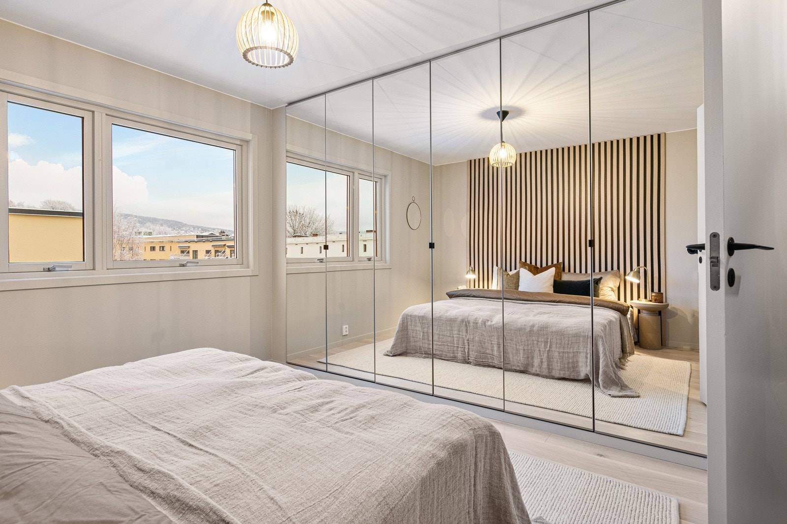 Hovedsoverom med god plass til dobbeltseng, nattbord og tilhørende garderobeskap Galleribilde