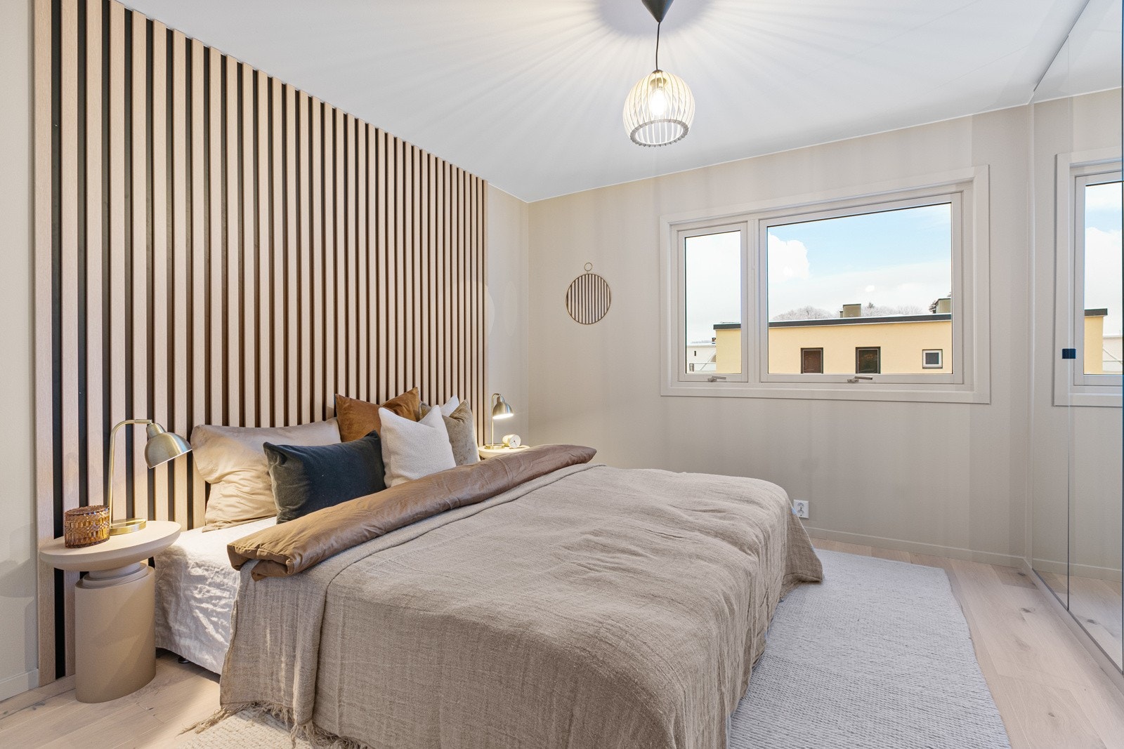 Hovedsoverom med god plass til dobbeltseng, nattbord og tilhørende garderobeskap Galleribilde