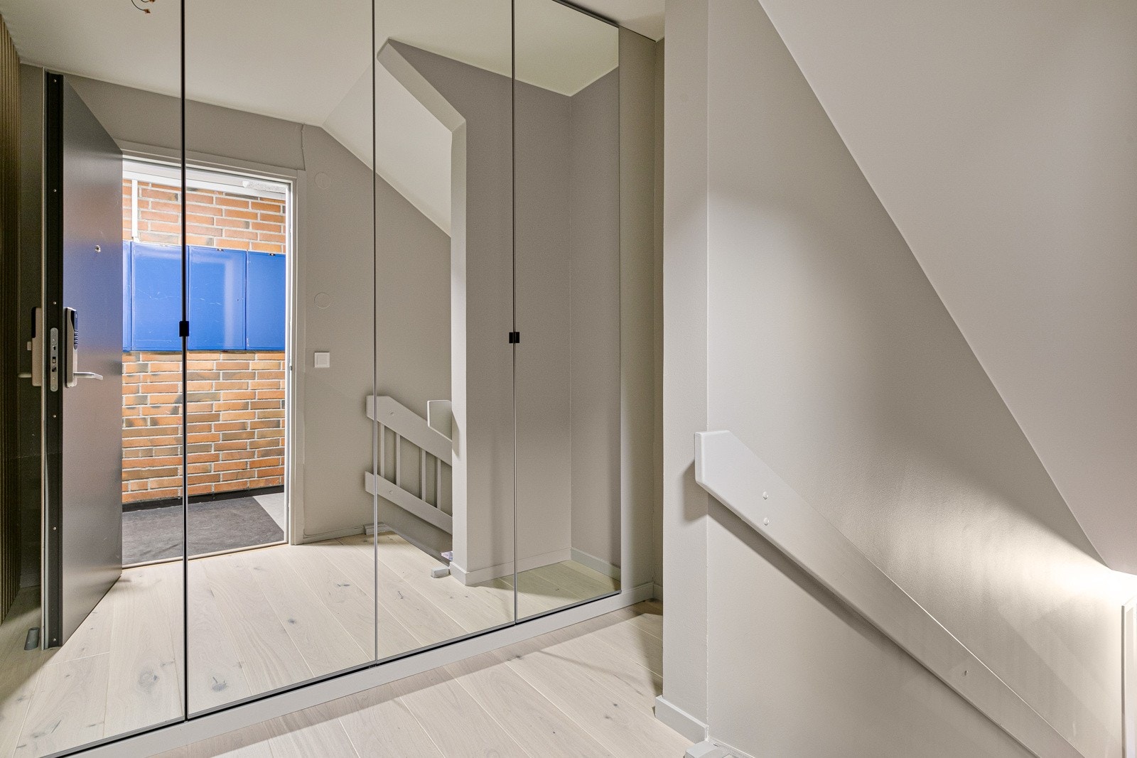 Det første du blir møtt av i 5. etasje er en innbydende entré med tilhørende garderobeskap Galleribilde