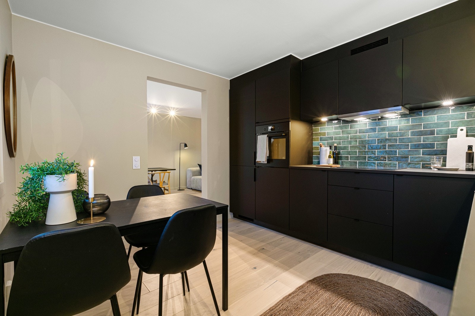 Nytt Kvik kjøkken med mye skap- og benkeplass Galleribilde