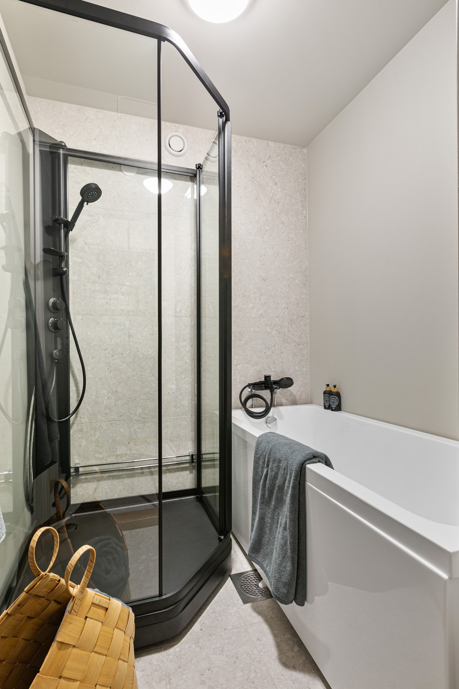 Bad med tilhørende badekar og dusjkabinett Galleribilde