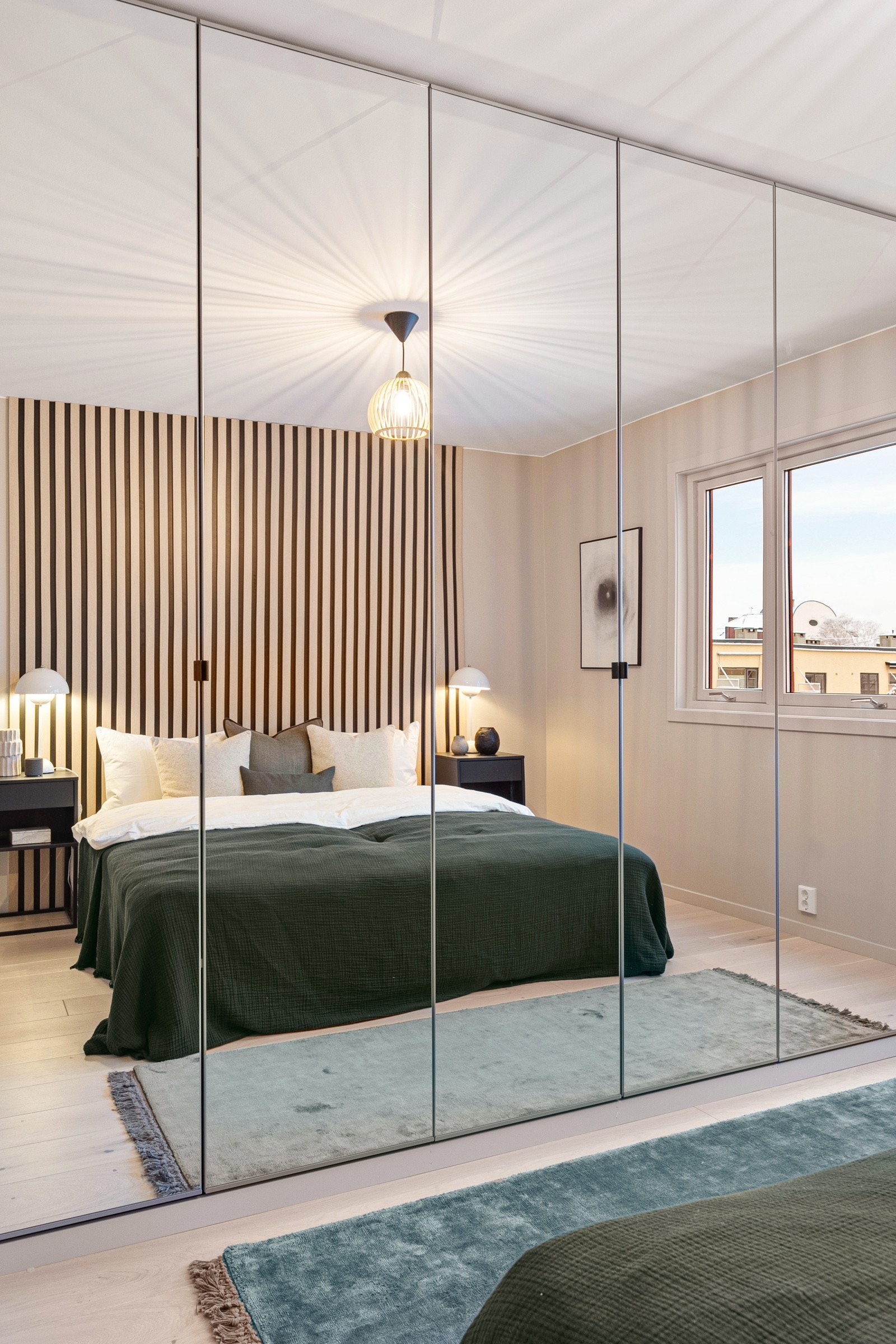 Soverom nr. 2 er også av god størrelse og har plass til dobbeltseng, nattbord og tilhørende garderobeskap Galleribilde