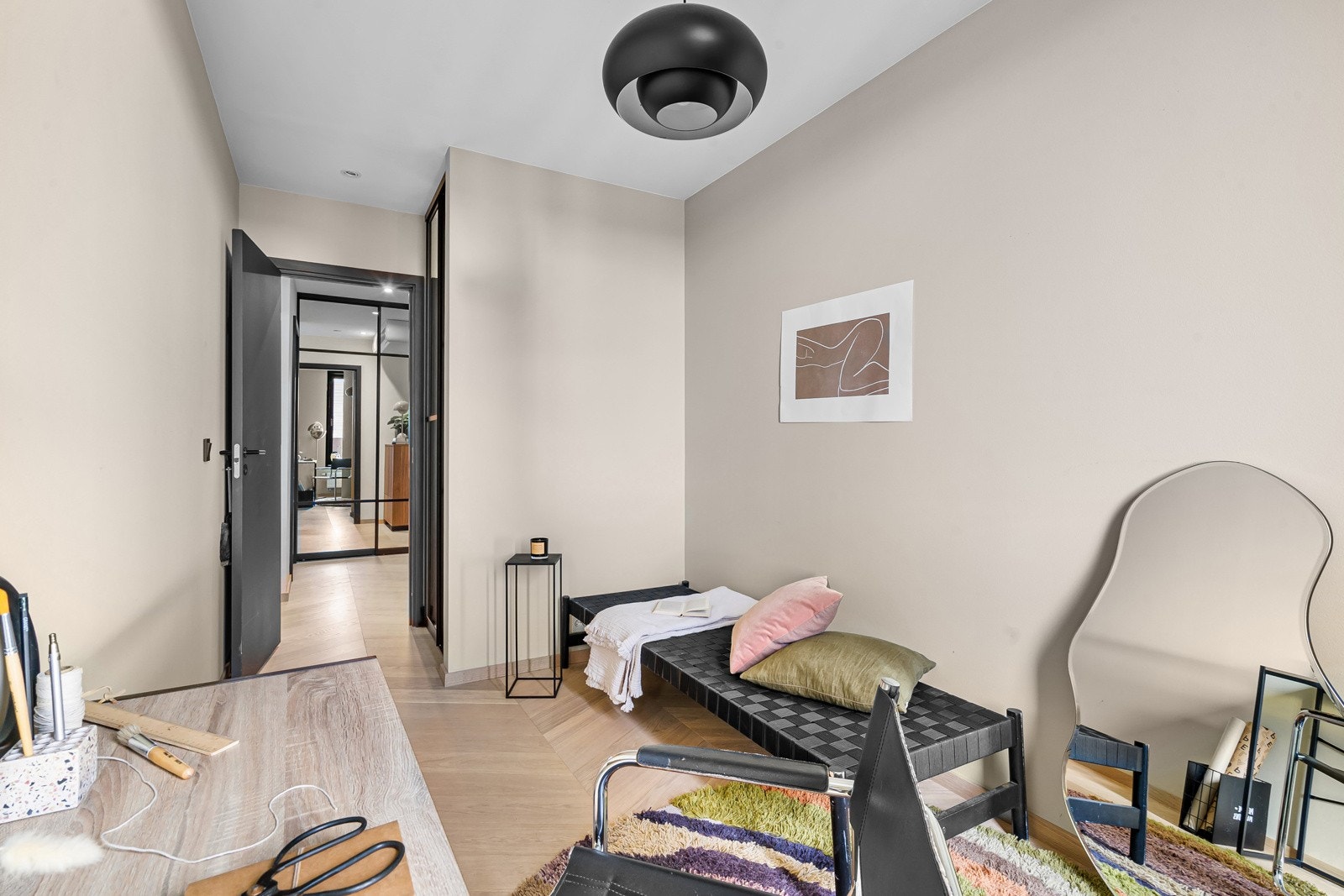 For ekstra lagringsplass både i walk-in closet tilknyttet entreen, samt skyvedørsgarderobe i entreen. Galleribilde