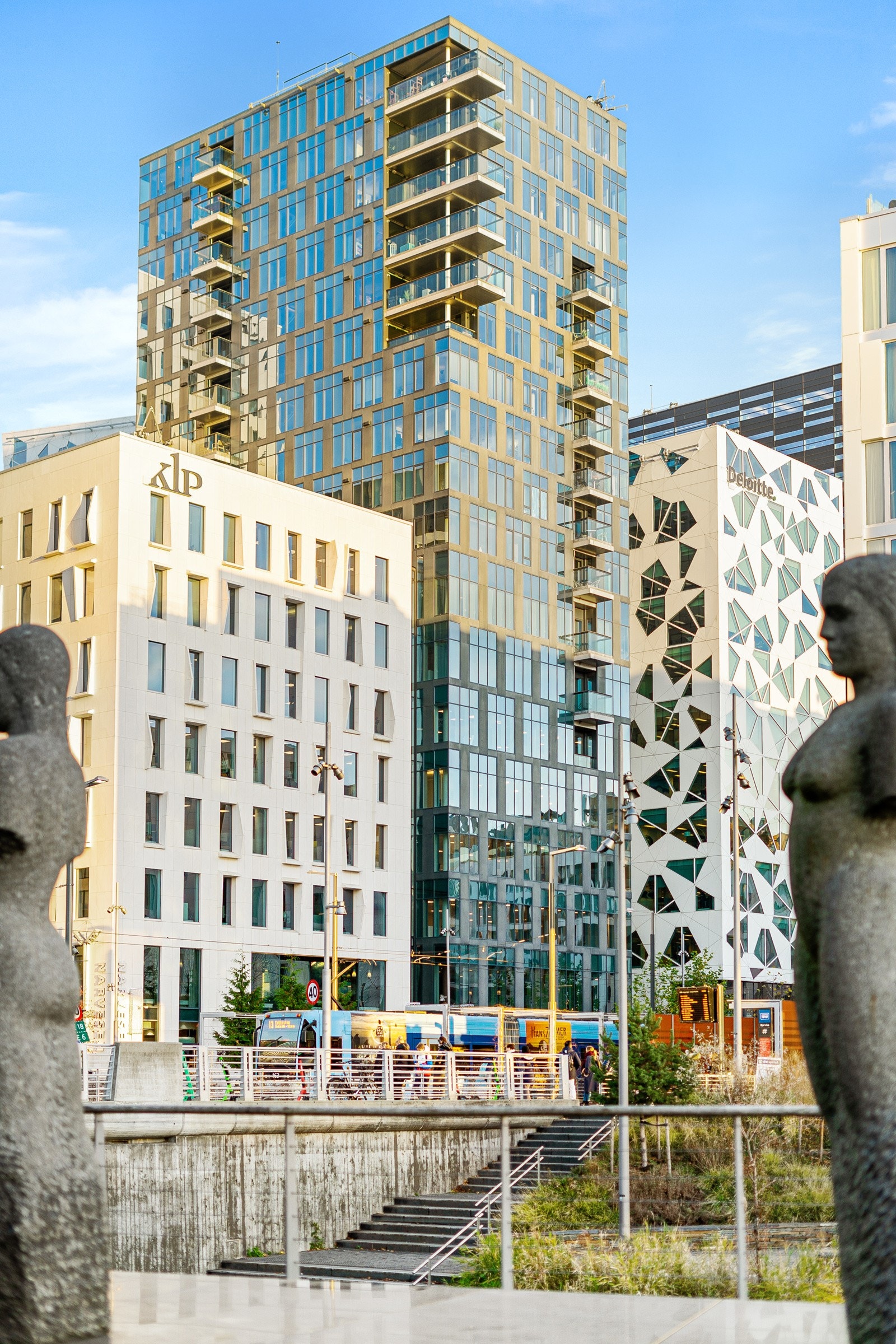 Dronning Eufemias Gate har brede fortau med moderne utforming, hvilket skaper en hyggelig inngangsportal til alt fra dagligvarehandel og shoppingturer til restaurantbesøk og yrende uteliv. Galleribilde