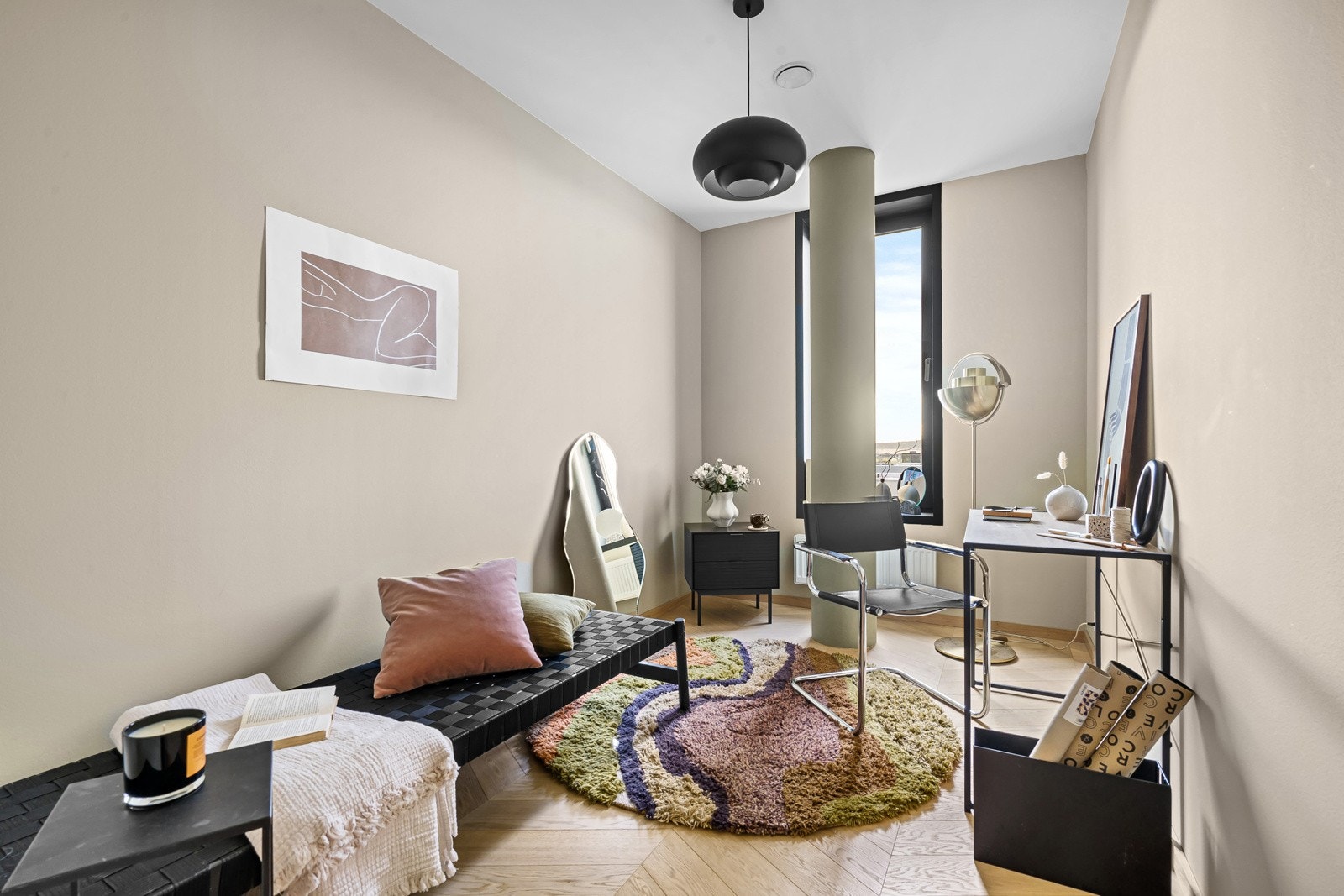 Begge rommene har tidsriktige farger, samt elegant og påksotet Chevron parkett som er gjennomgående i hele leiligheten. Galleribilde