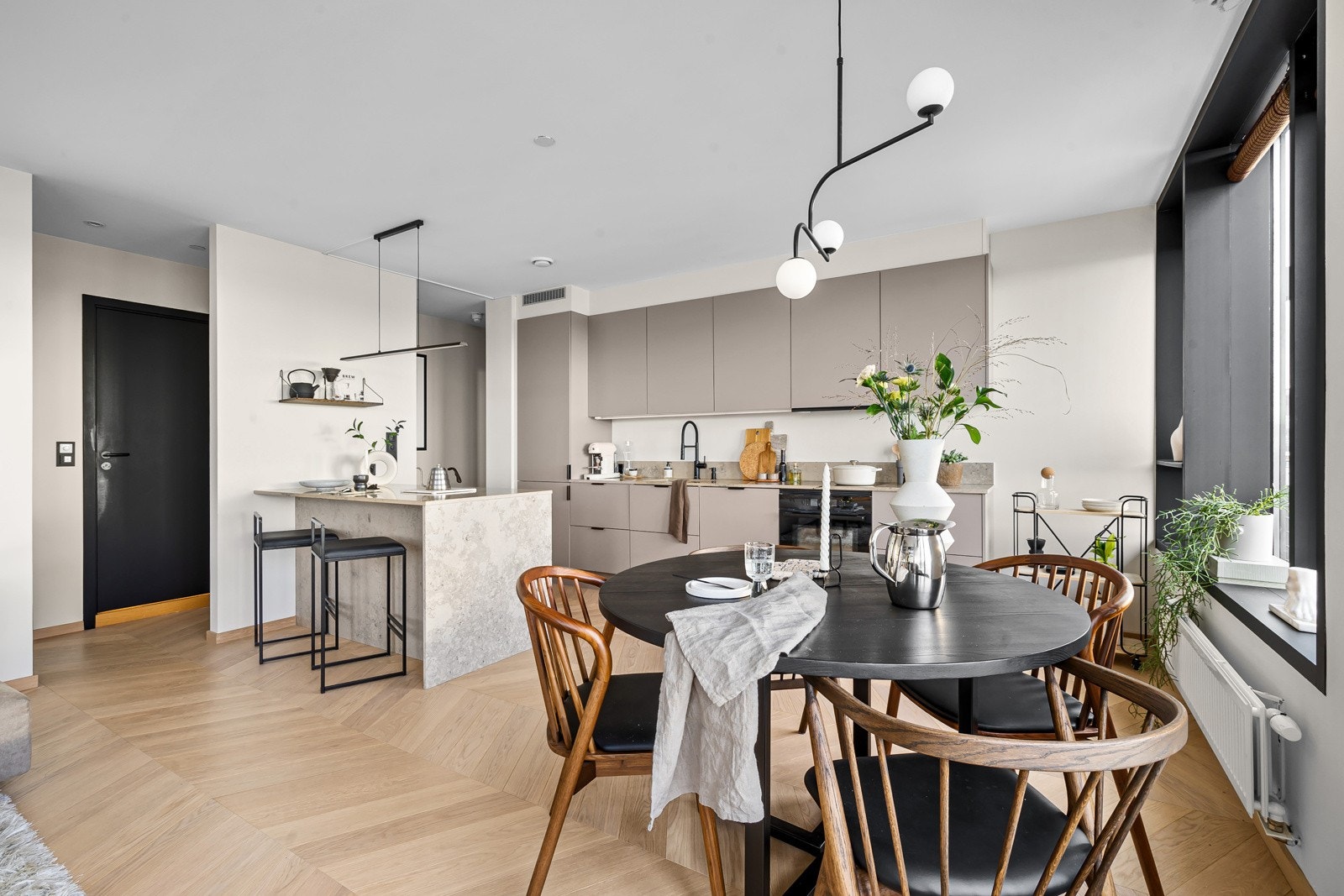 Det er listefritt i overgang til tak, som har velplasserte downlights Galleribilde