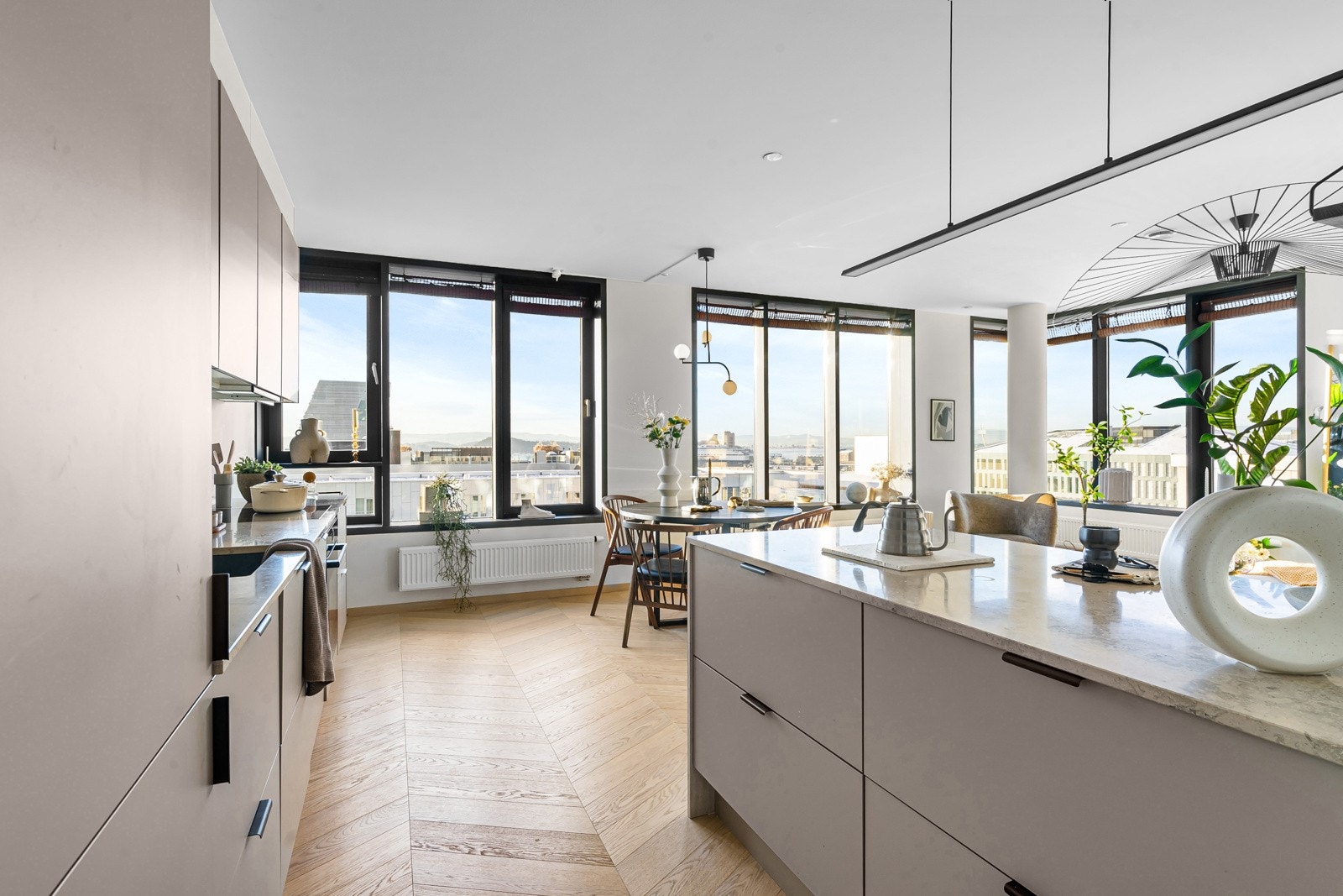 I tillegg ble det montert en ny kjøkkenøy ut mot stuen, med frokostplass og lampe over benk. Galleribilde