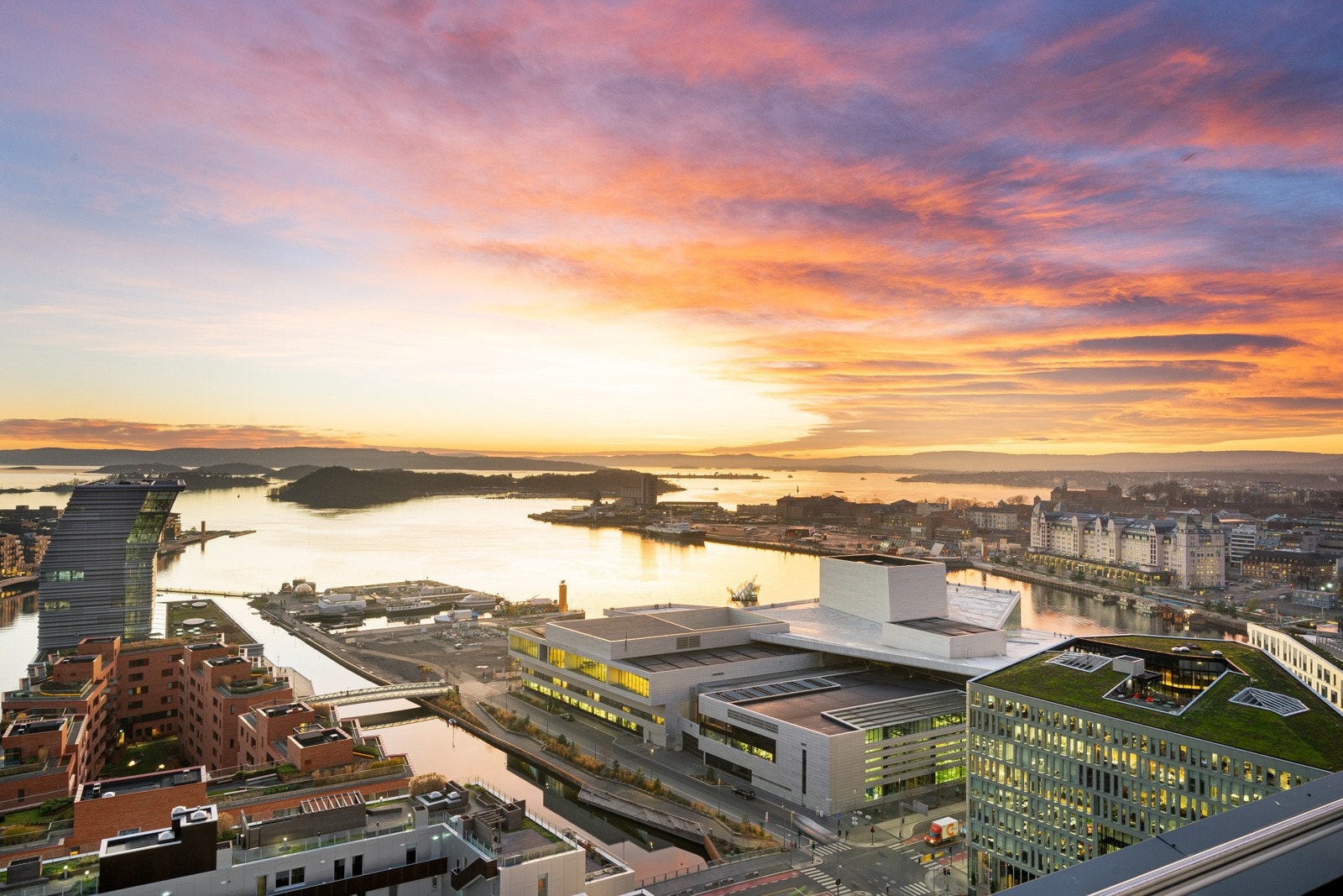 Her bys det på en herlig frihetsfølelse på "taket" av Oslo, med panoramautsikt og magiske solganger. Galleribilde
