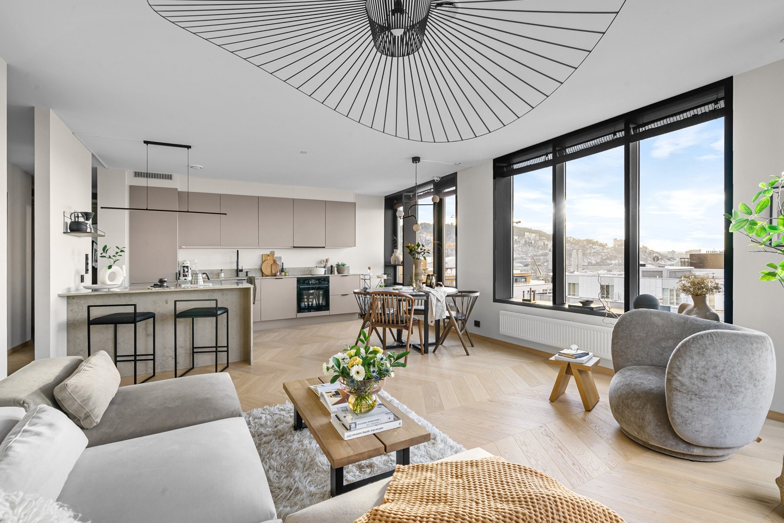 Velkommen til Dronnings Eufemias gate 12 - En rålekker hjørneleilighet som byr på både panoramautsikt, store vindusflater og heis. Galleribilde