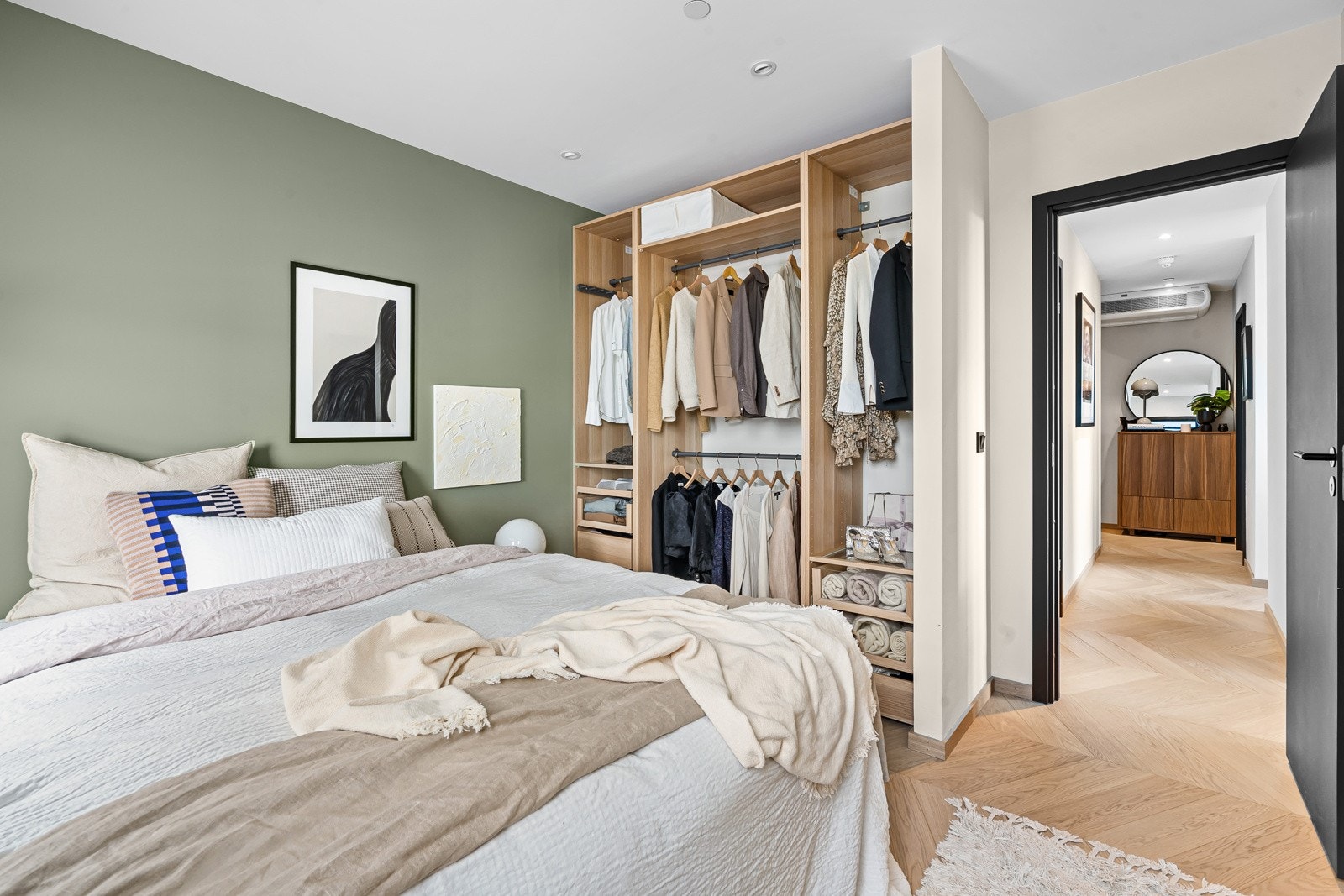 Det er åpen skapinnredning på det ene soverommet og skyvedørsgarderobe på det andre. Galleribilde
