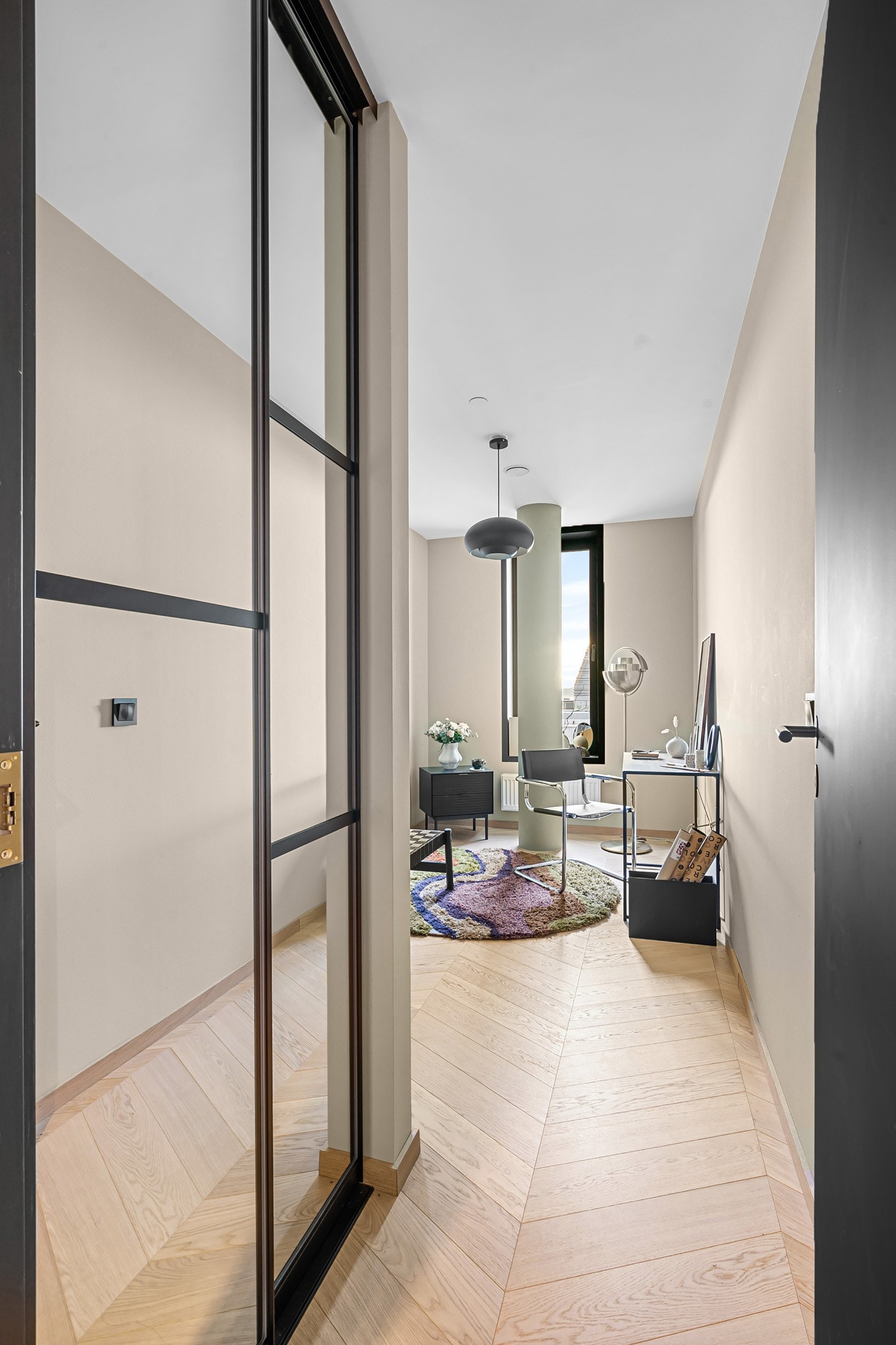 Lekker skyvedørsgarderobe med speildører gjenspeiler det ekslusive i resten av leiligheten. Galleribilde