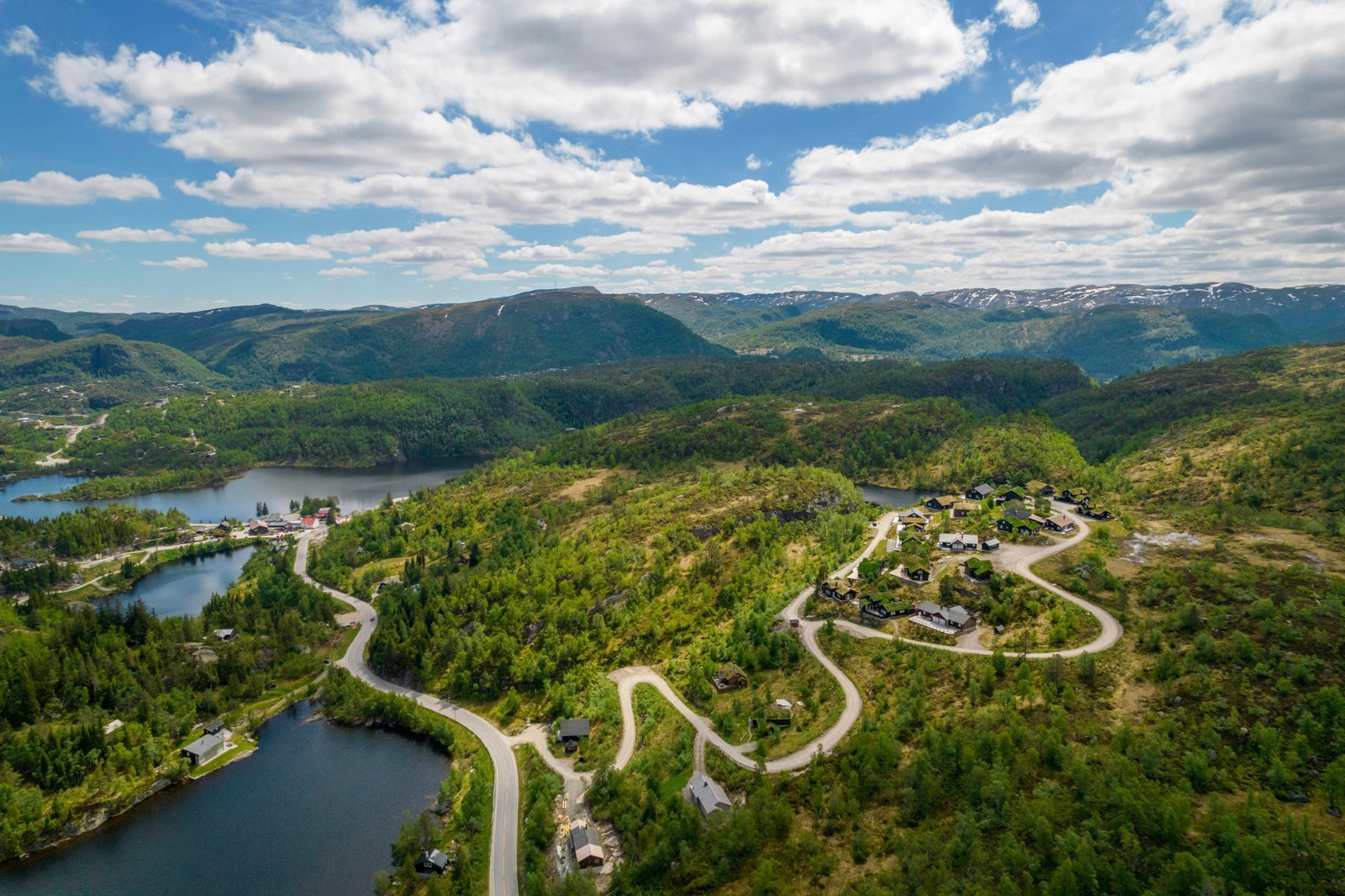 Dronefoto over feltet. Galleribilde