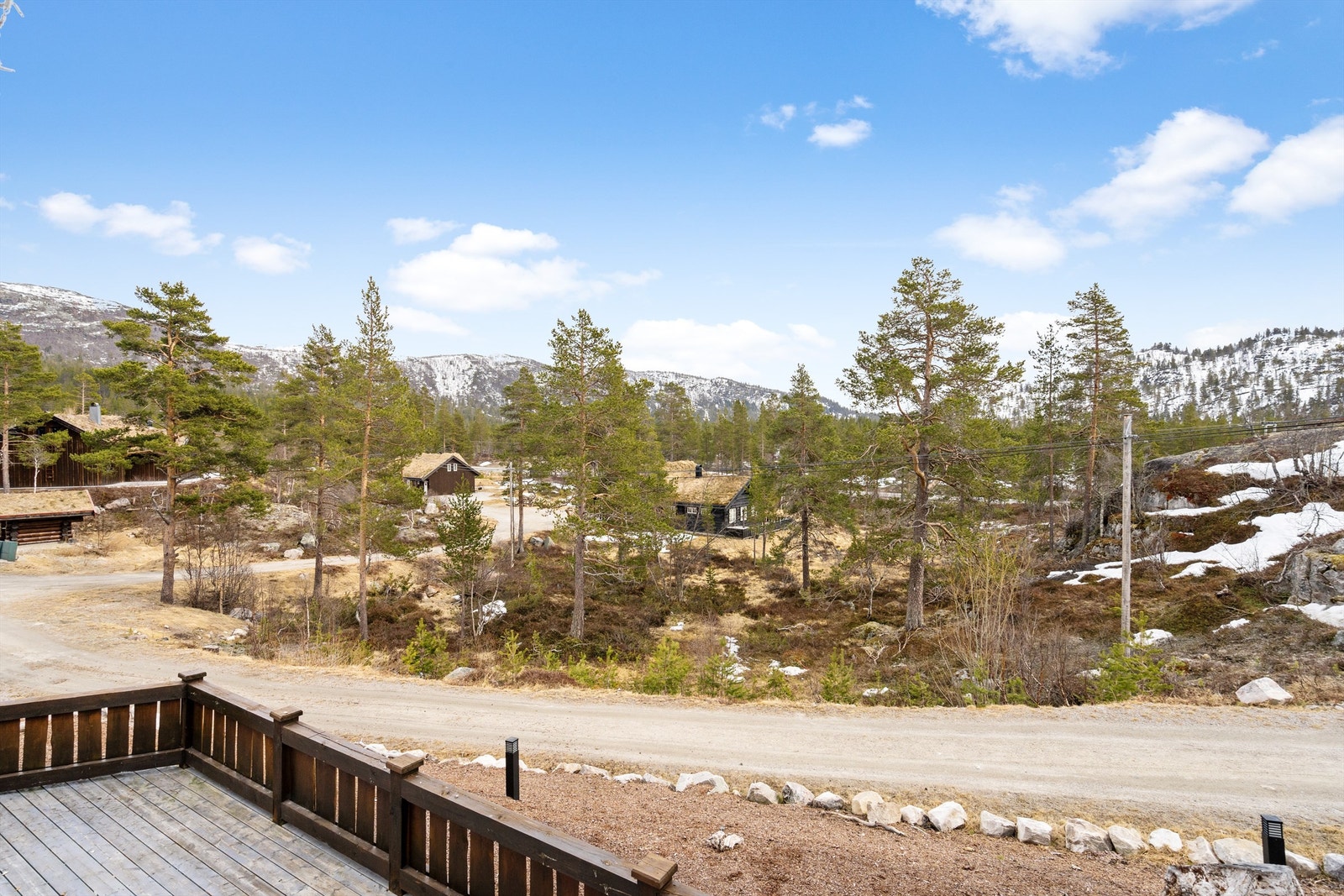 Solrik terrasse med flott utsikt mot Dei Brende åsane, Enden og Ørnefjellnuten. Galleribilde