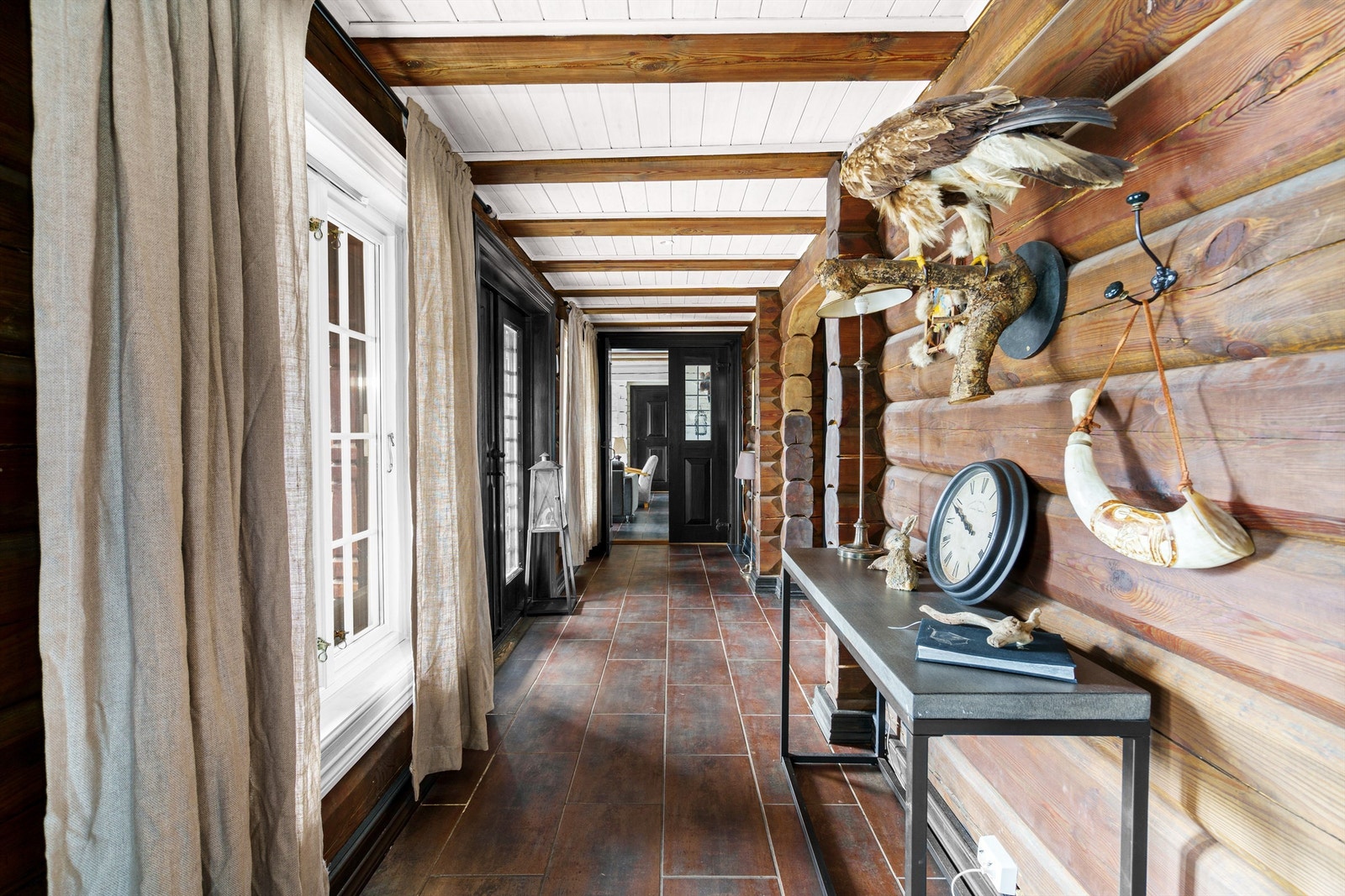 Gang mot tv-stue og utgang terrasse. Galleribilde