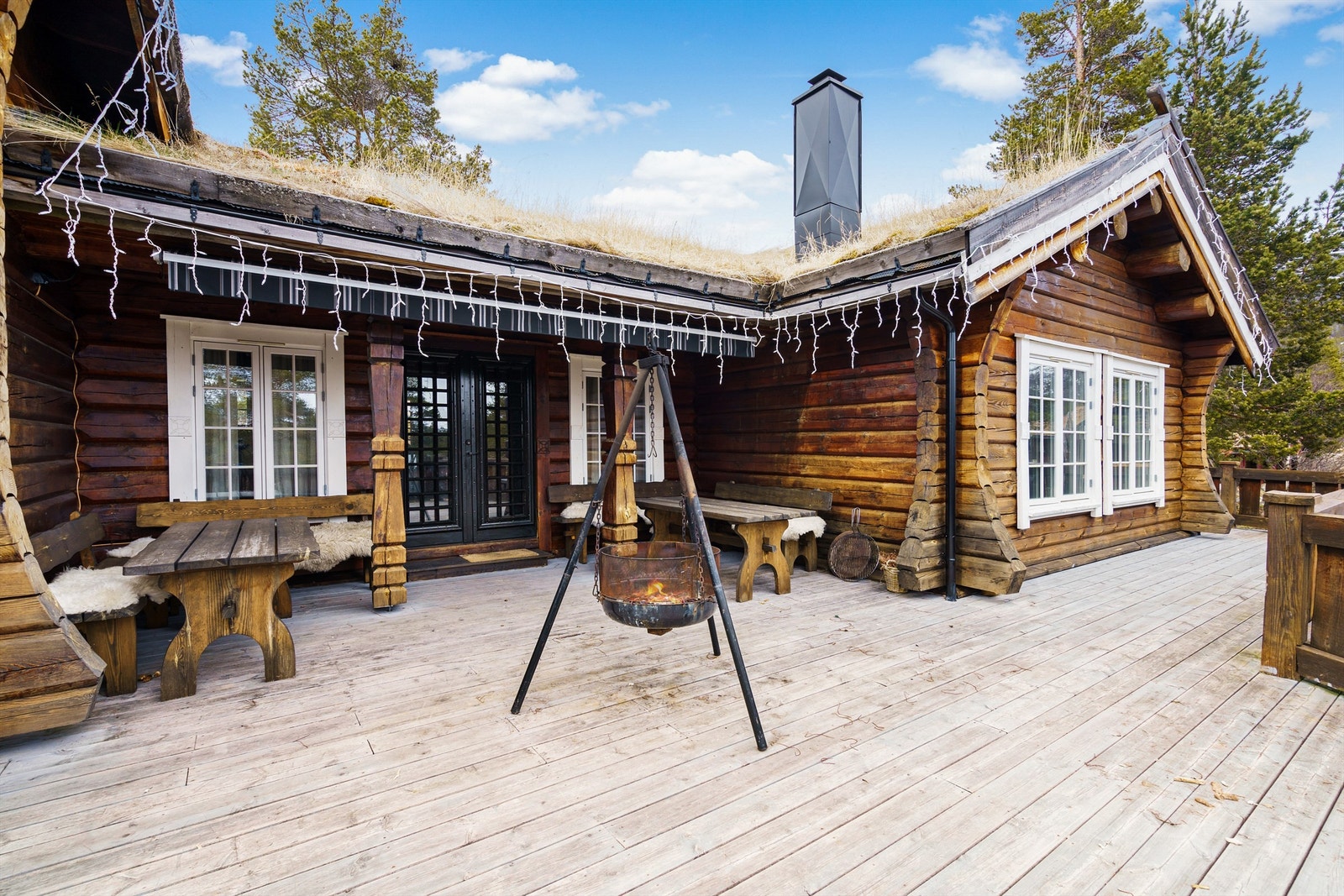 Flere lune sitteplasser rundt hytten. Galleribilde