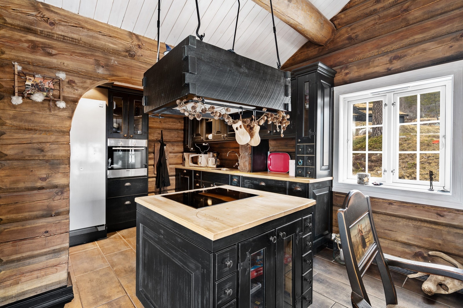 Godt med skap og benkeplass på kjøkkenet. Galleribilde