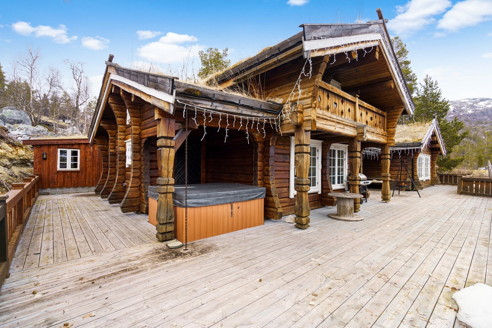 Stor solrik terrasse med boblebad. Galleribilde