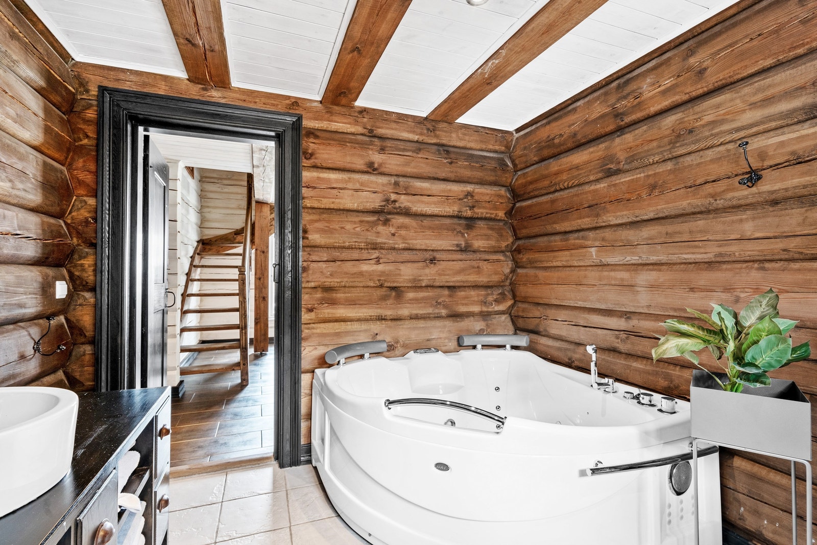 Badet ved tv-stuen. Boblebad, wc og servant. 120 cm innredning Galleribilde