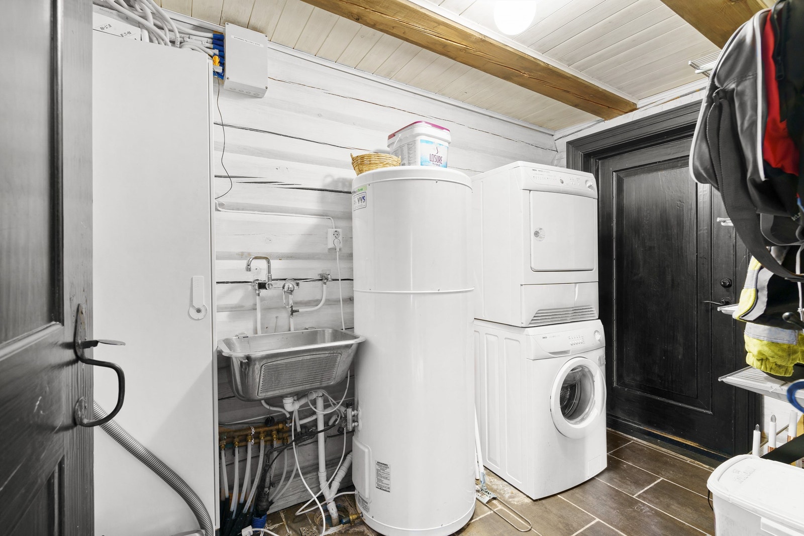 Stort vaskerom og bod. Utgang. Galleribilde