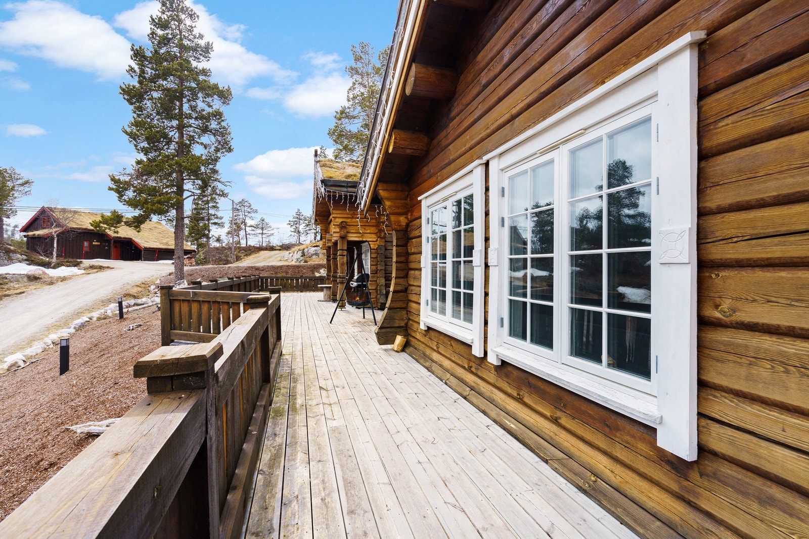 Terrassen strekker seg rundt 3 sider. Galleribilde