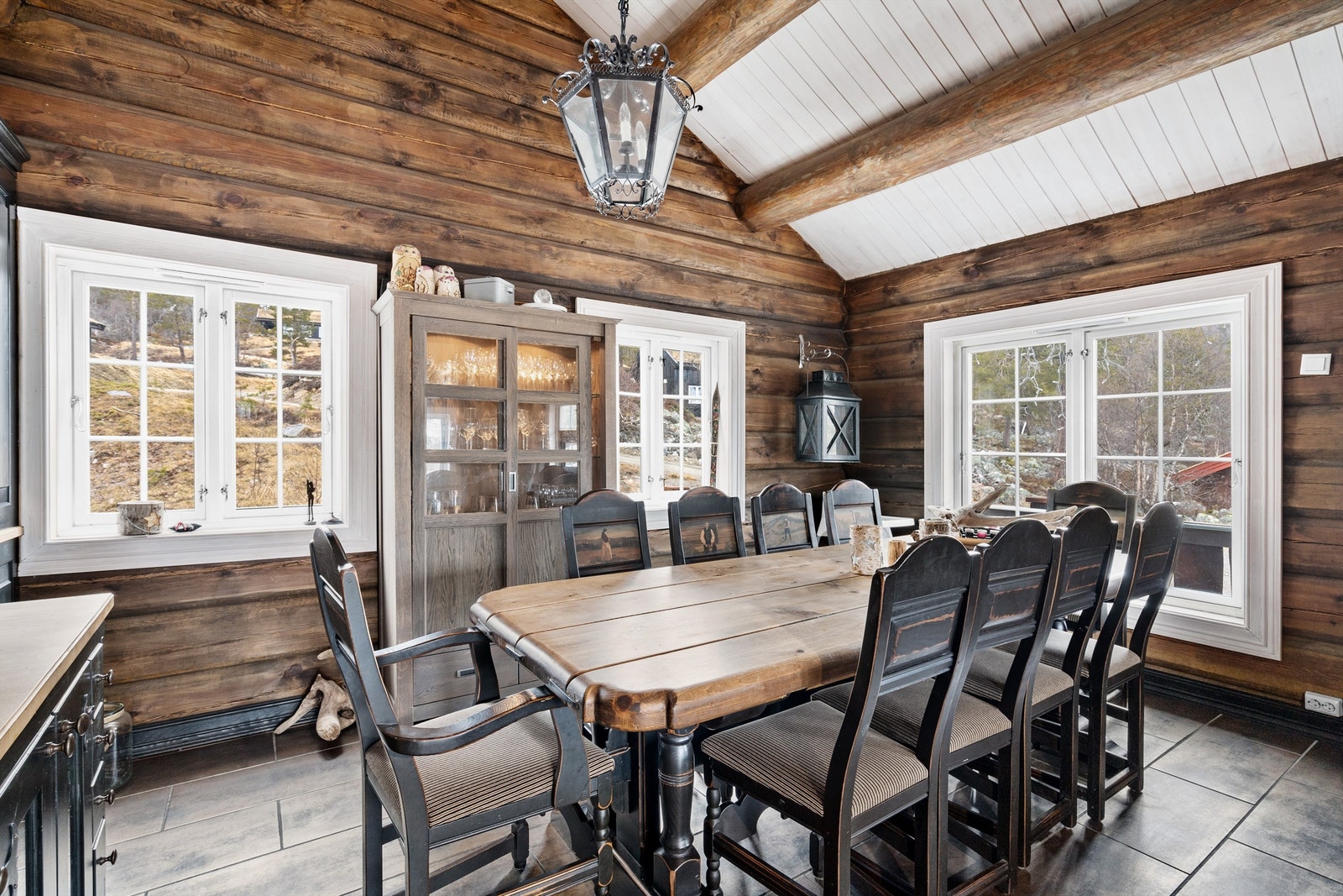 Koselig spiseplass med gode lysforhold og god takhøyde. Galleribilde