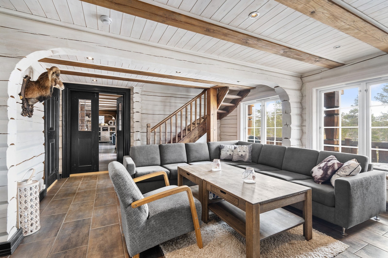 Stor tv-stue. Badet til venstre. God utsikt. Galleribilde