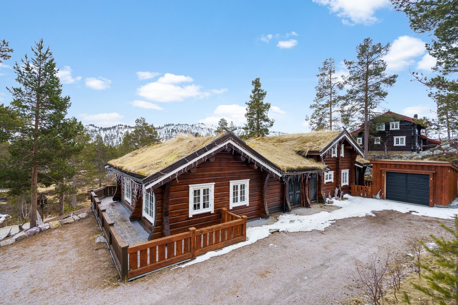 Romslig laftehytte med stor terrasse og garasje. Galleribilde