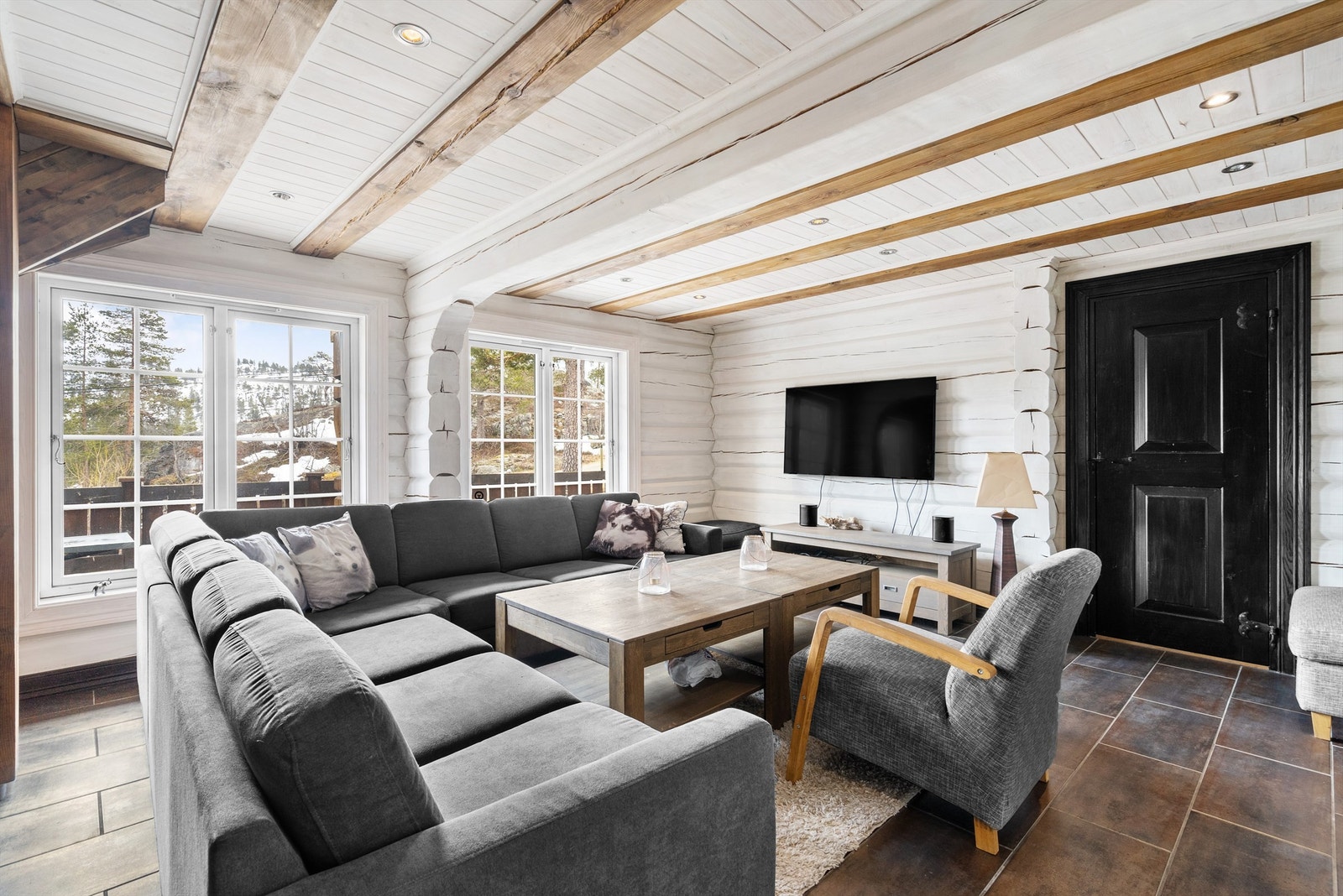 Stor tv-stue. Badet til høyre. God utsikt Galleribilde