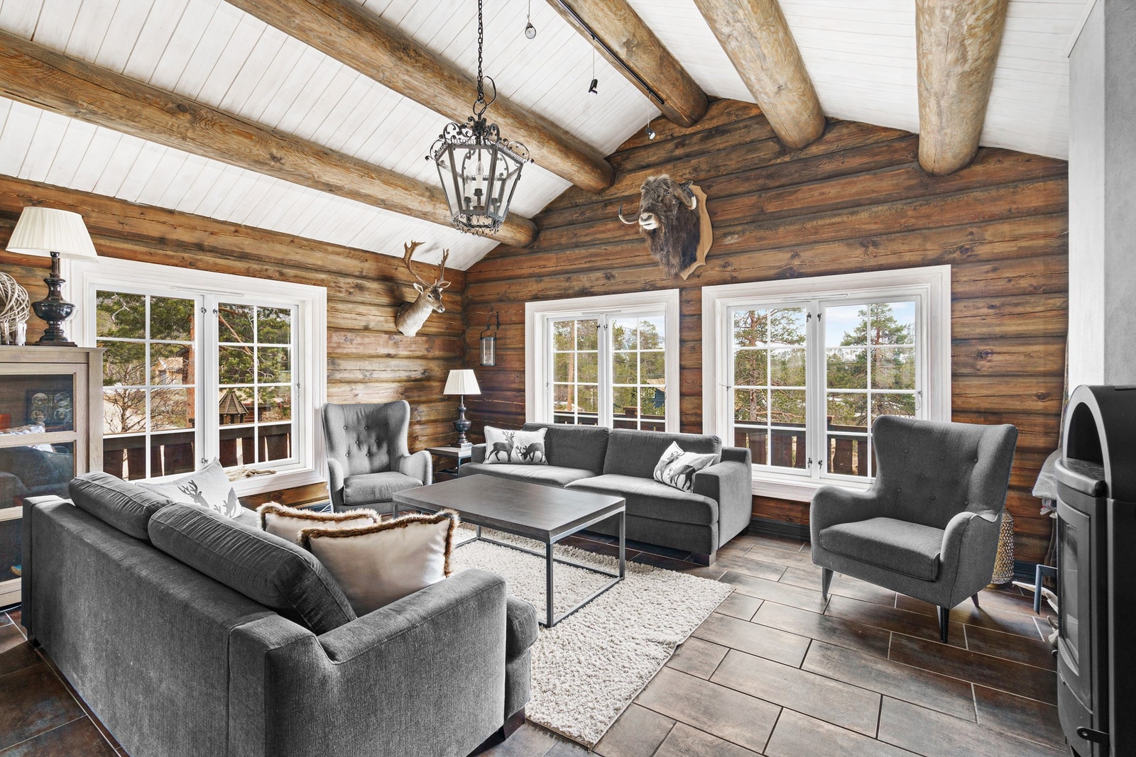 Stue med peisovn og god takhøyde. Galleribilde