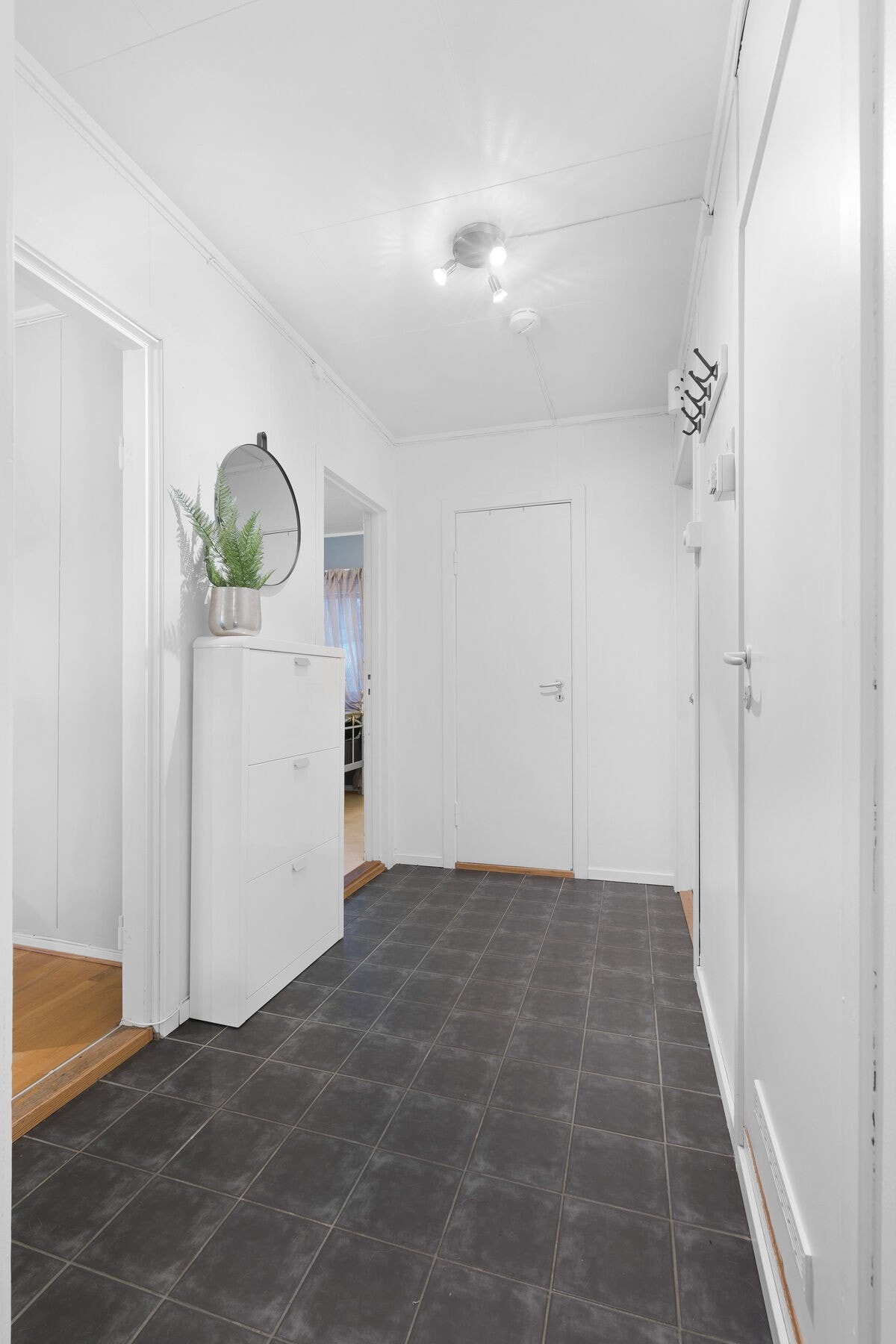 - Entré med tilgang til praktisk lagringsbod / walk-in - Galleribilde