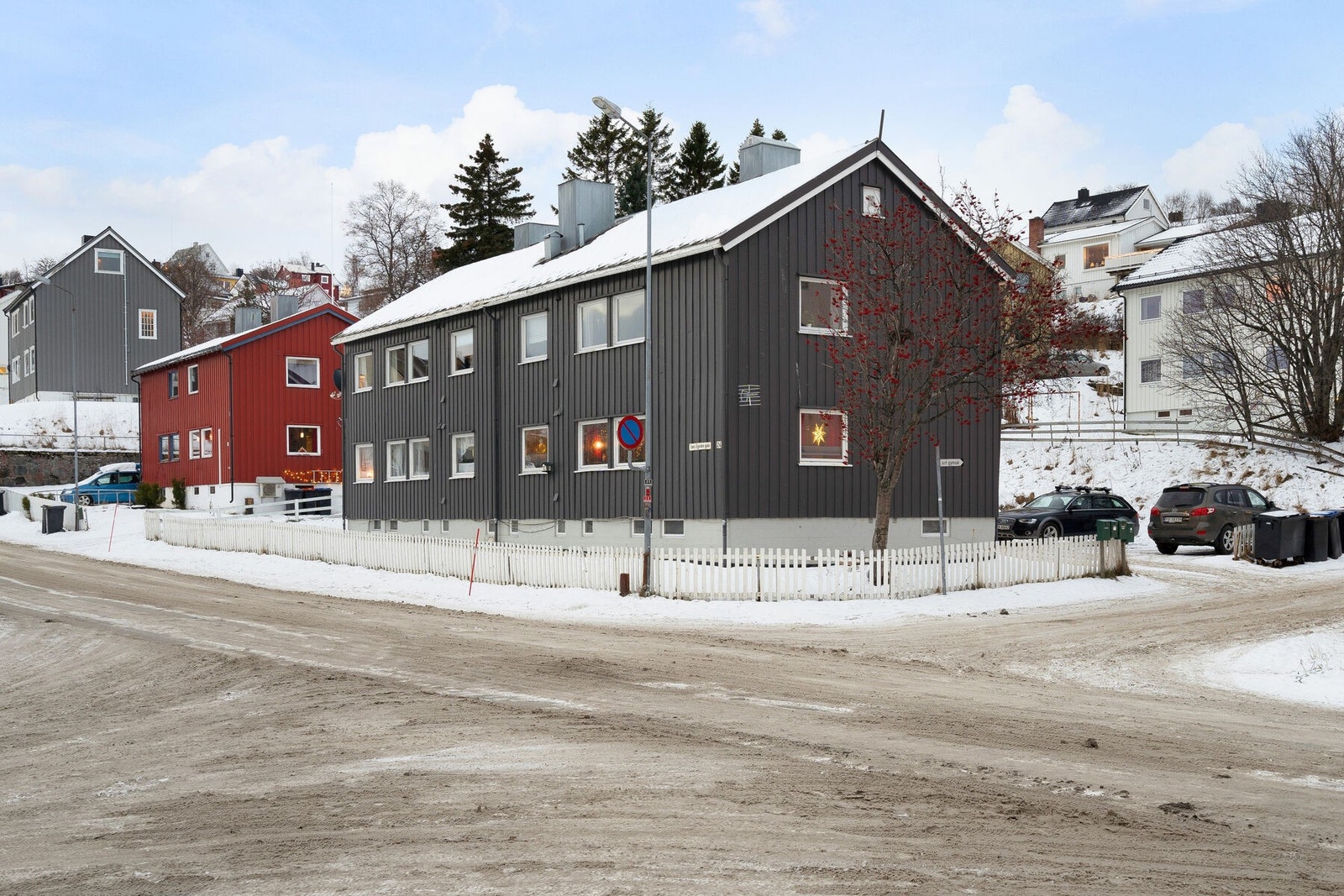 - Sentral selveier i Hans Egedes gate. Det er totalt 4 seksjoner i bygget - Galleribilde