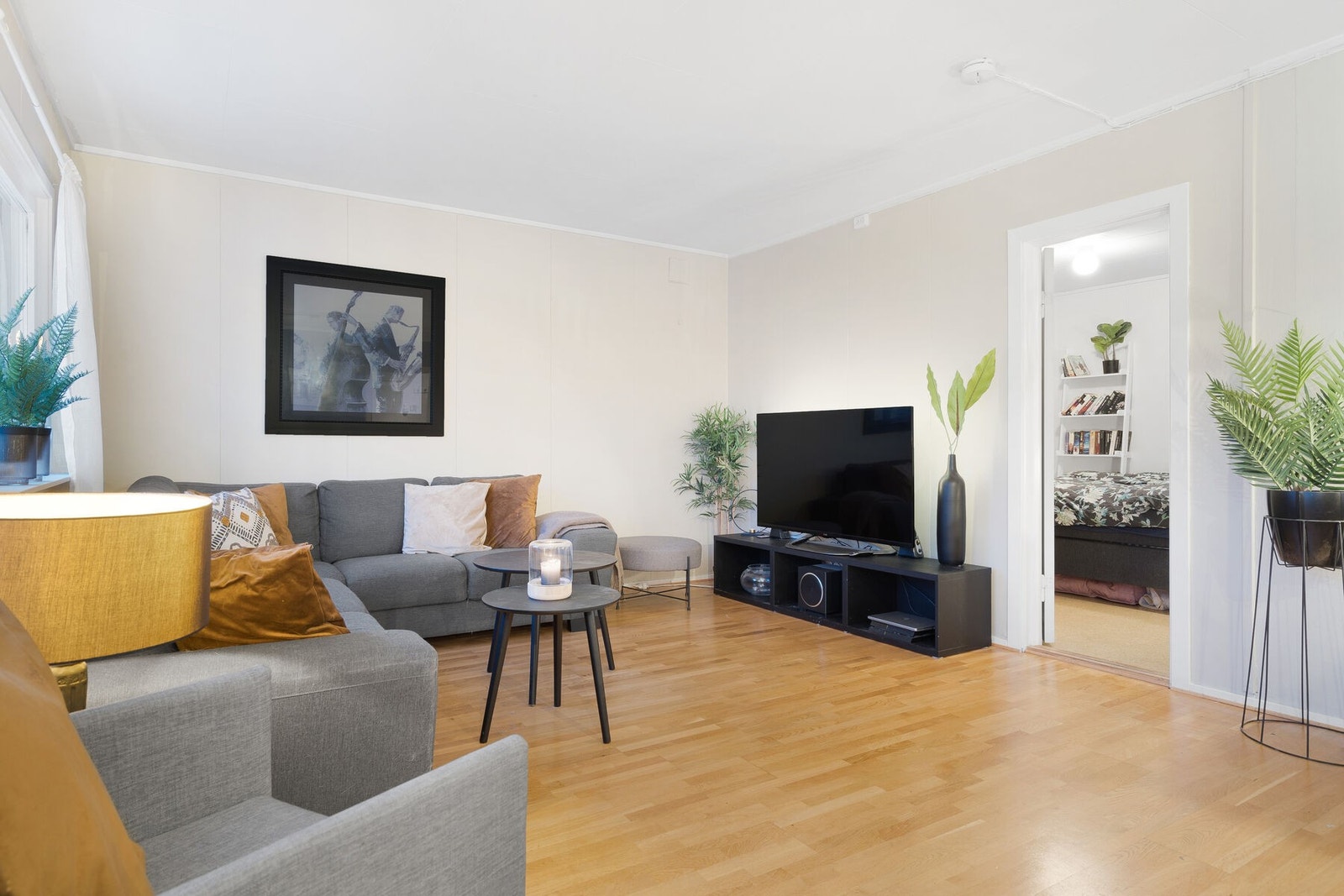 - Stuen er av fin størrelse med plass til sofa- og spisebordsløsning - Galleribilde