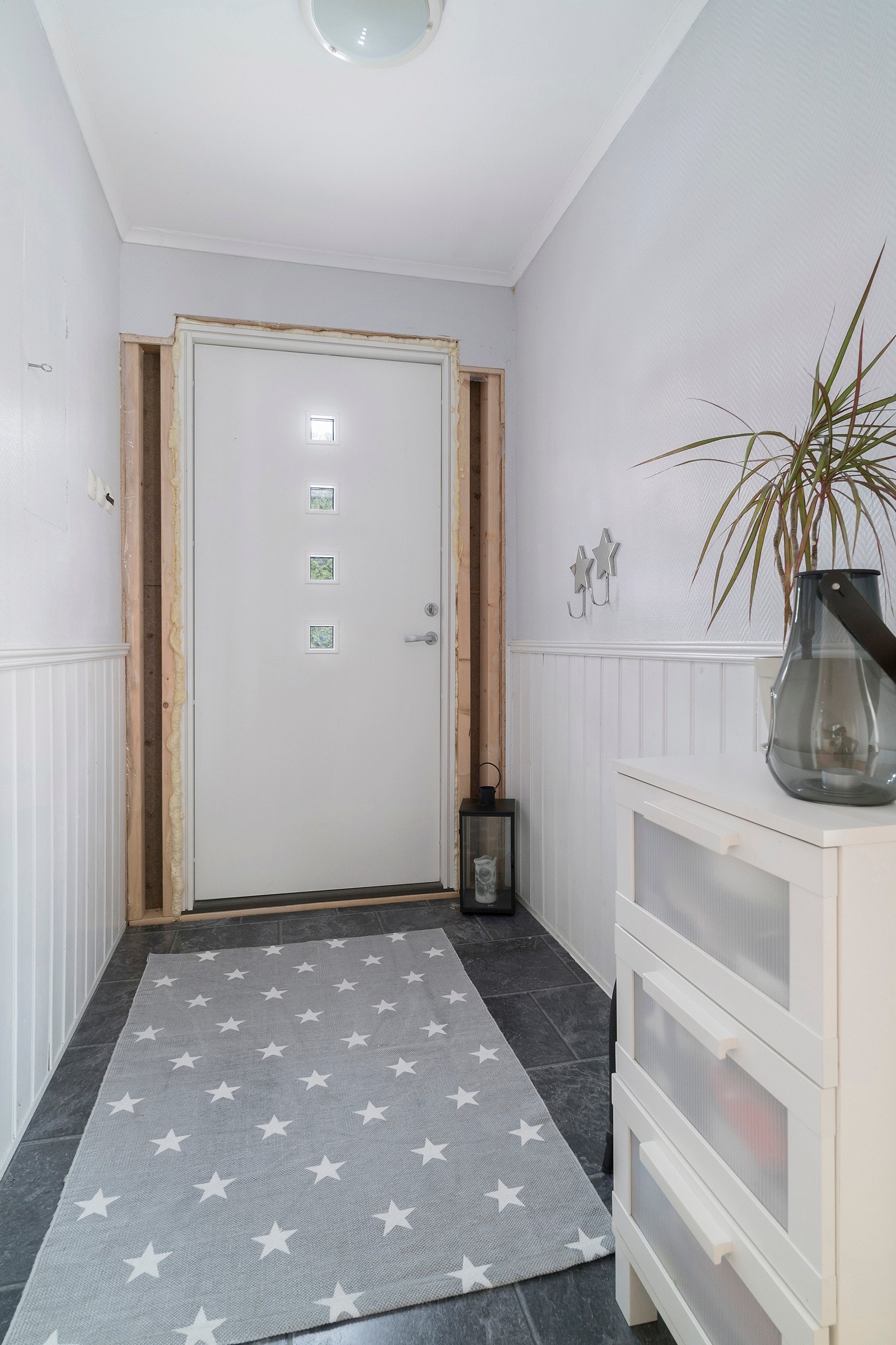 Lys og fin gang med nyere ytterdør Galleribilde