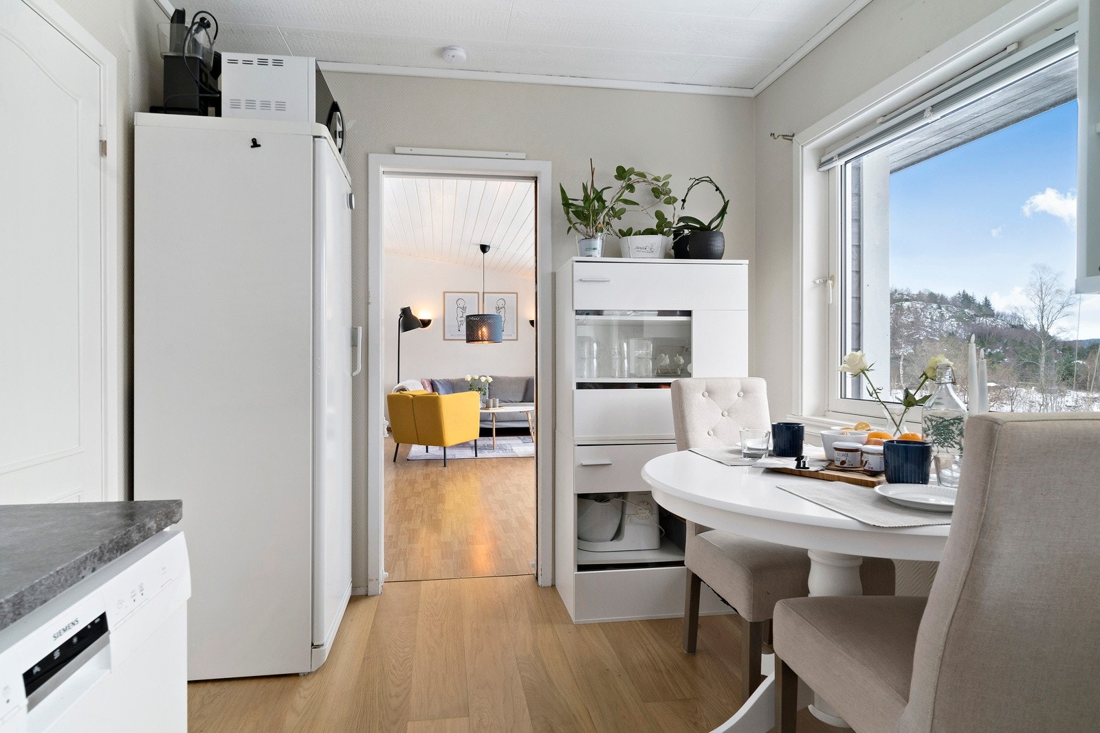 Kjøkken med plass til et lite spisebord Galleribilde