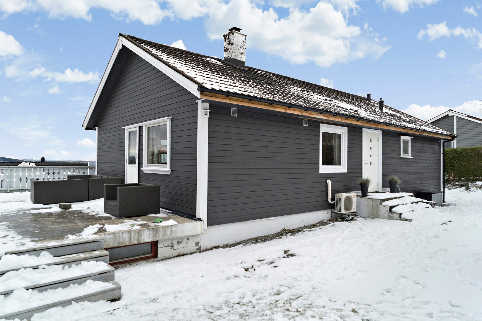 Huset er delvis modernisert og har blant annet en nyere kledning, vinduer og tak Galleribilde