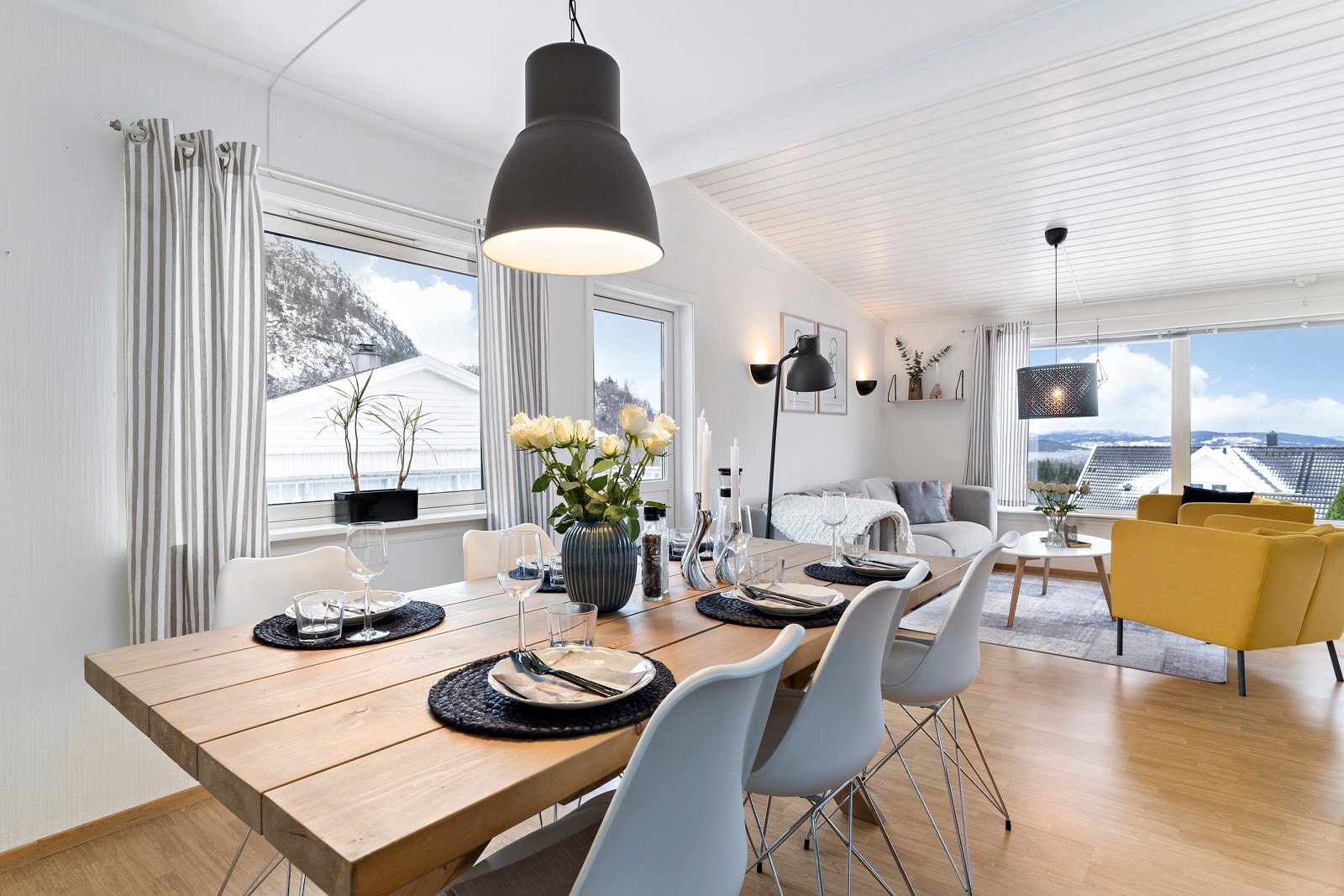 Stuen er romslig med god plass til spisebord hvorman kan dekke opp til hele familien. Galleribilde