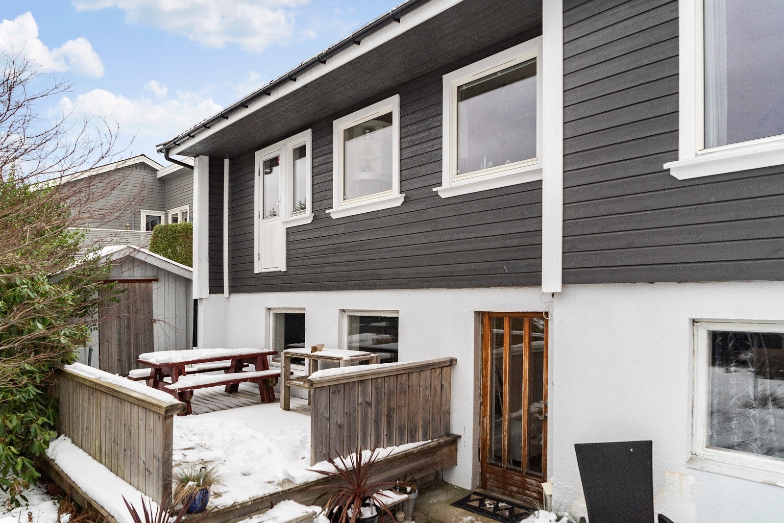 Terrasse utenfor inngang til kjelleretasjen Galleribilde