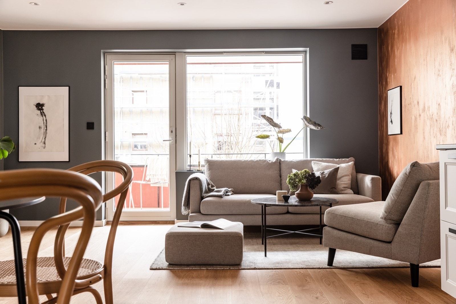 Store vinduer slipper inn rikelig med dagslys. Galleribilde