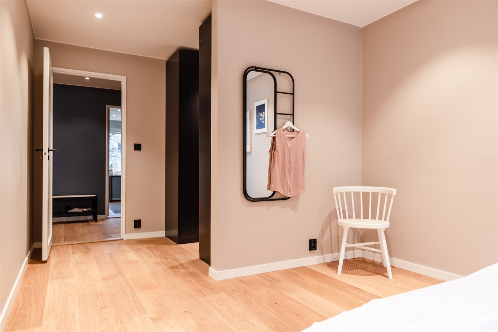 Masterbedroom, gir en suit følelse med mye fri gulvareal og egen walk-in closet. Galleribilde