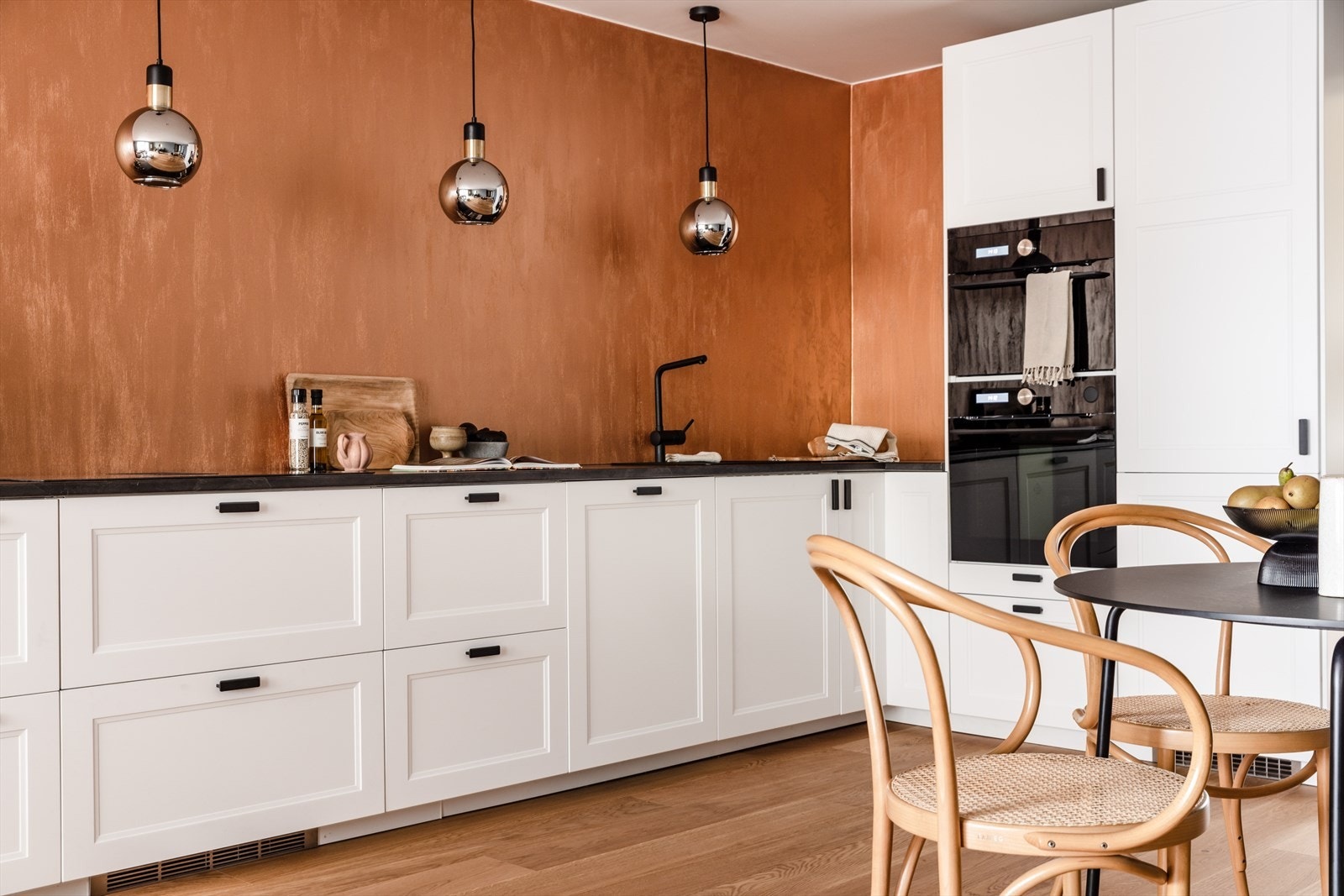 Dette rommet er innredet og designet slik at det kan være et perfekt samlingssted for hele familien i en travel hverdag. Galleribilde
