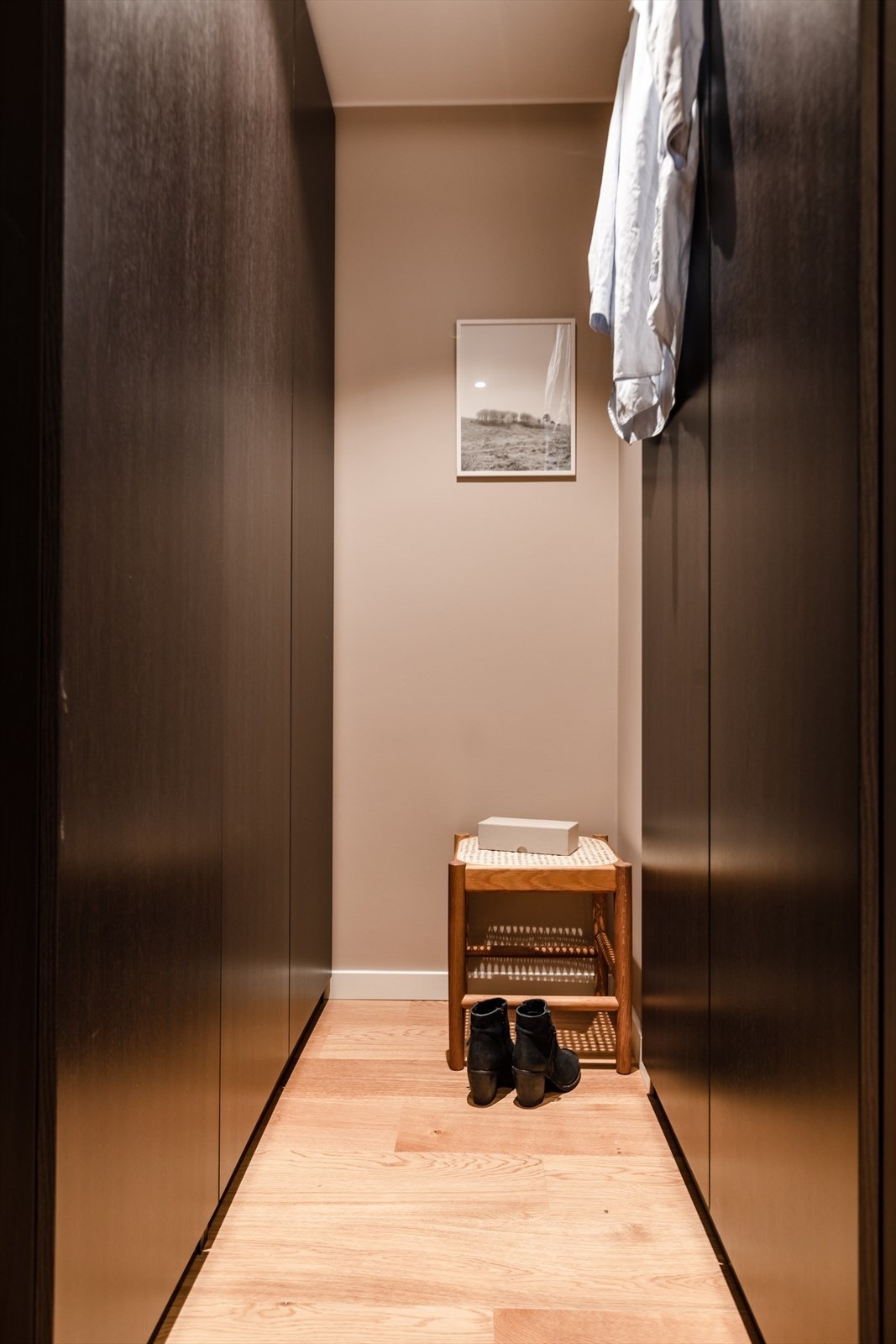 Walk-in closet er innredet med garderobeskap. Galleribilde